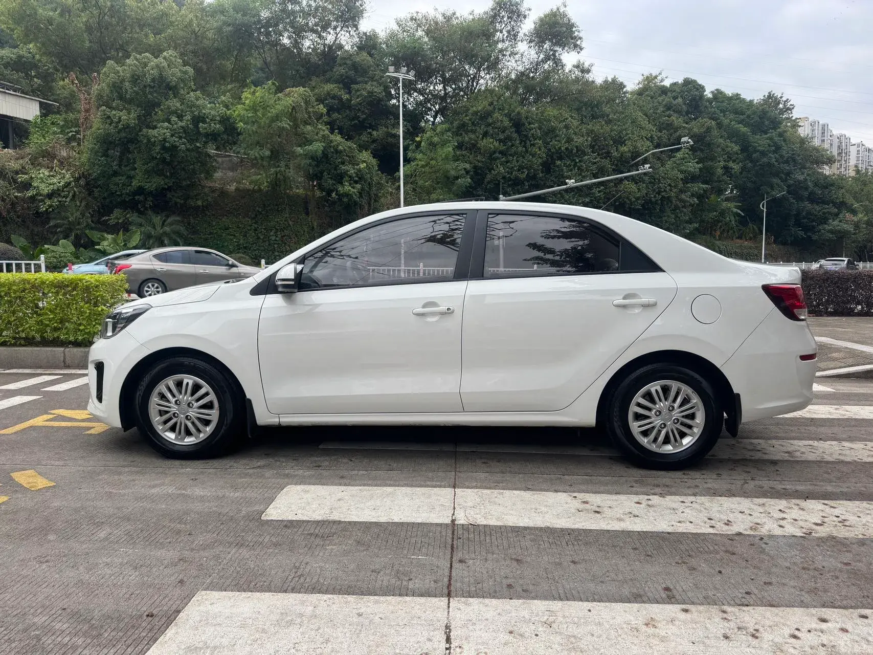 2017 KIA PEGAS thumbnail 3