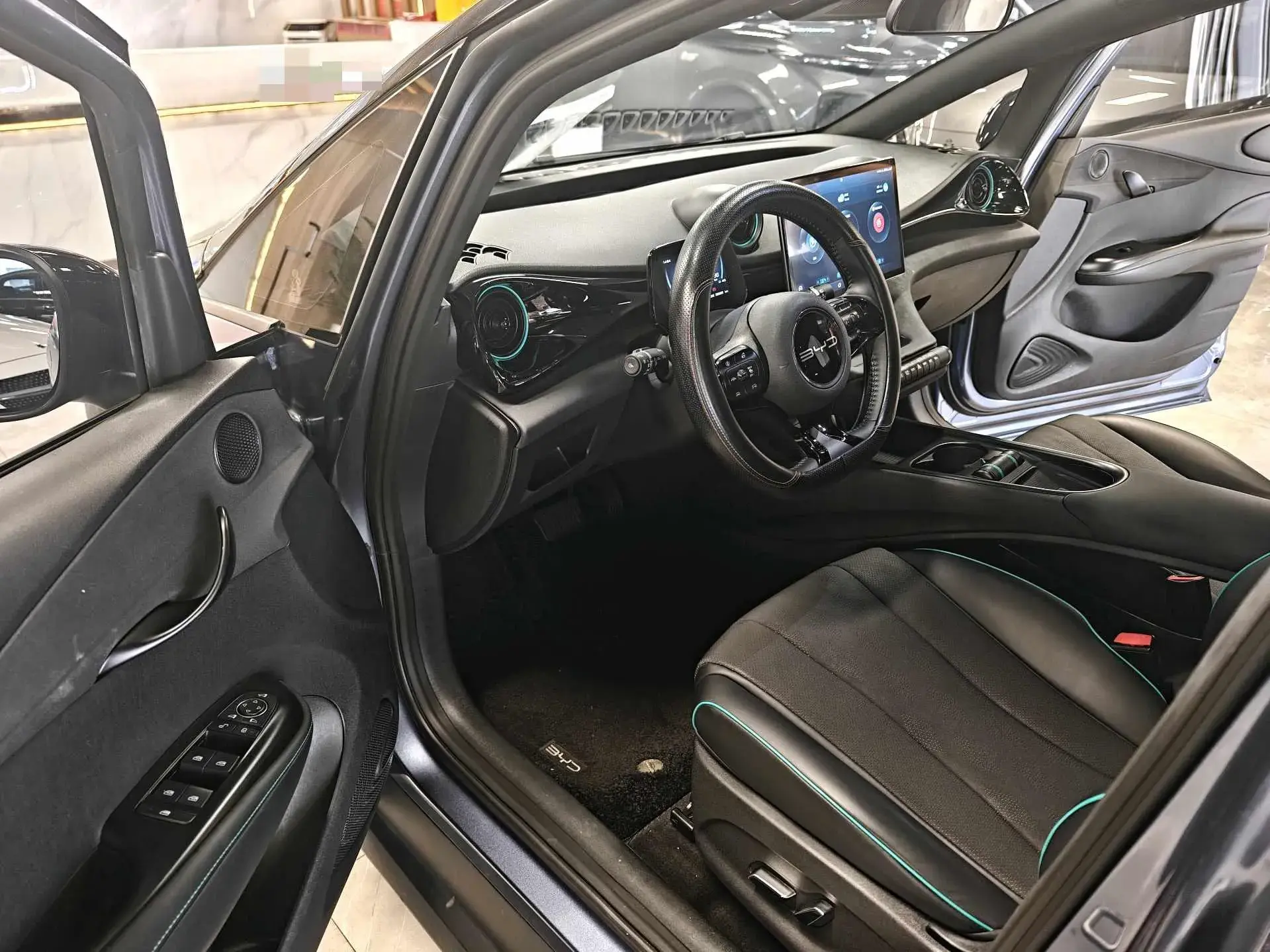 2023 BYD DOLPHIN thumbnail 3