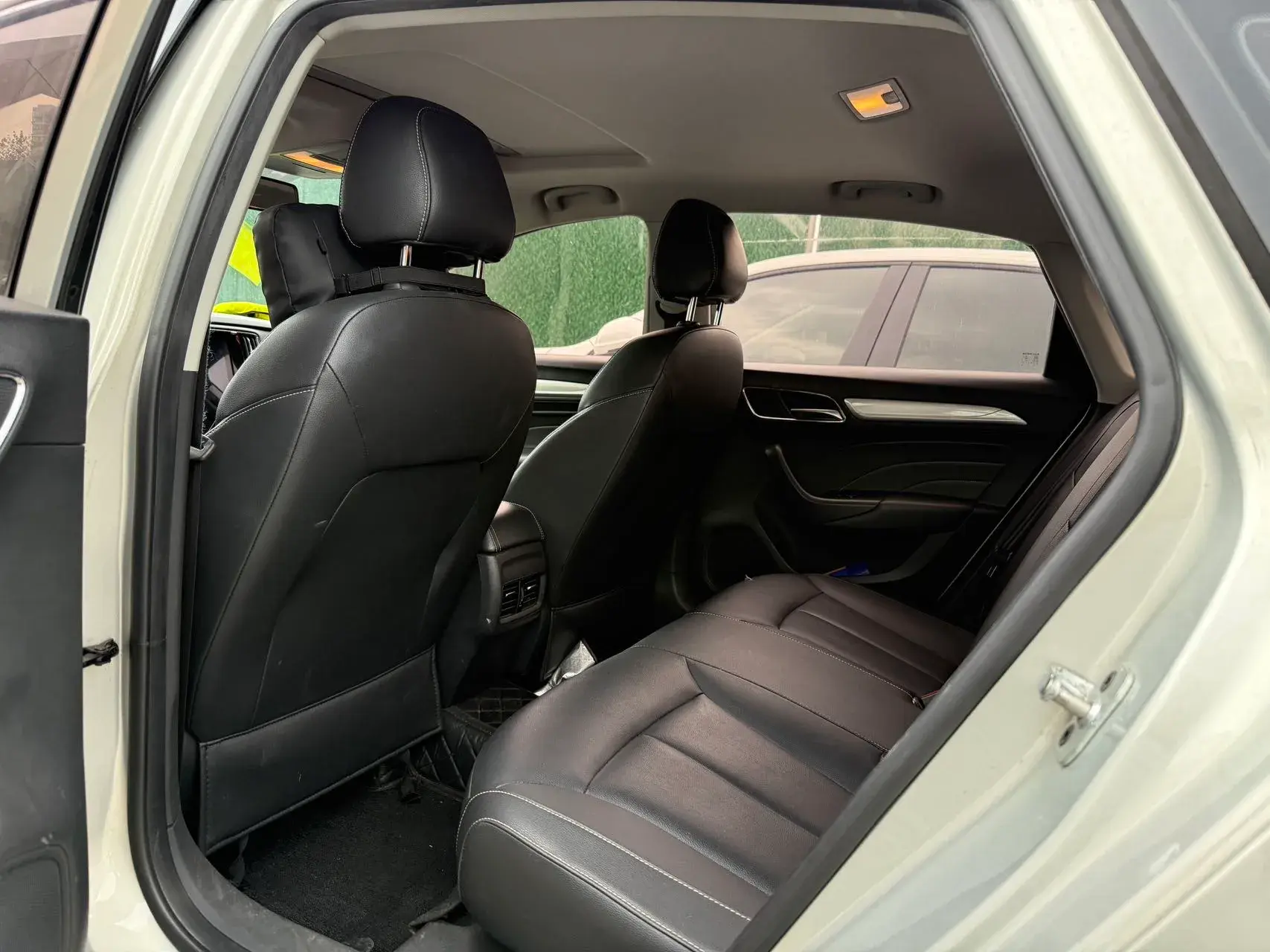 2017 ROEWE I6 thumbnail 4