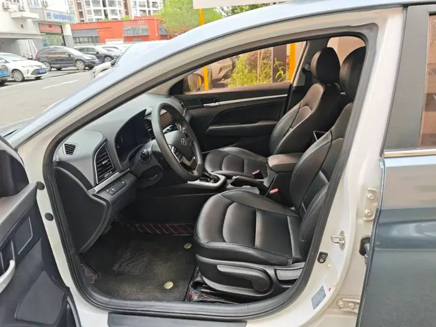 2016 HYUNDAI ELANTRA thumbnail 4