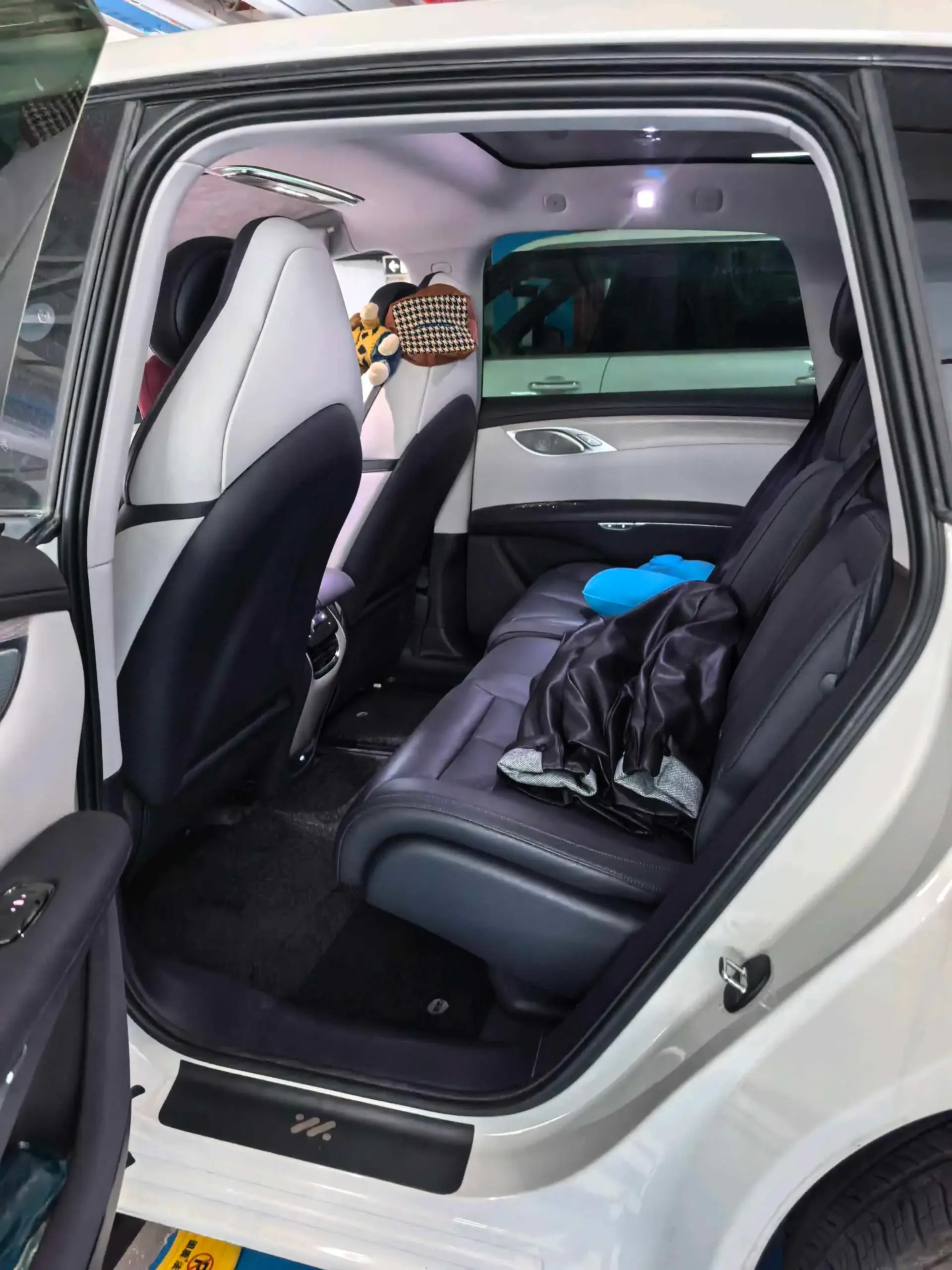 2023 IM LS7 thumbnail 3