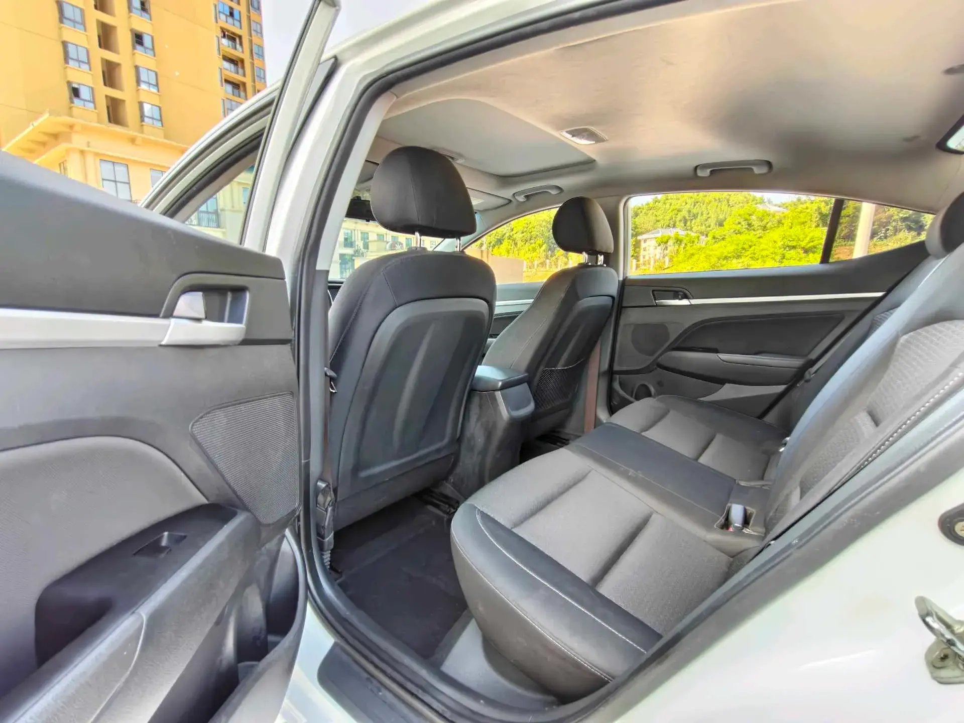 2016 HYUNDAI ELANTRA thumbnail 4