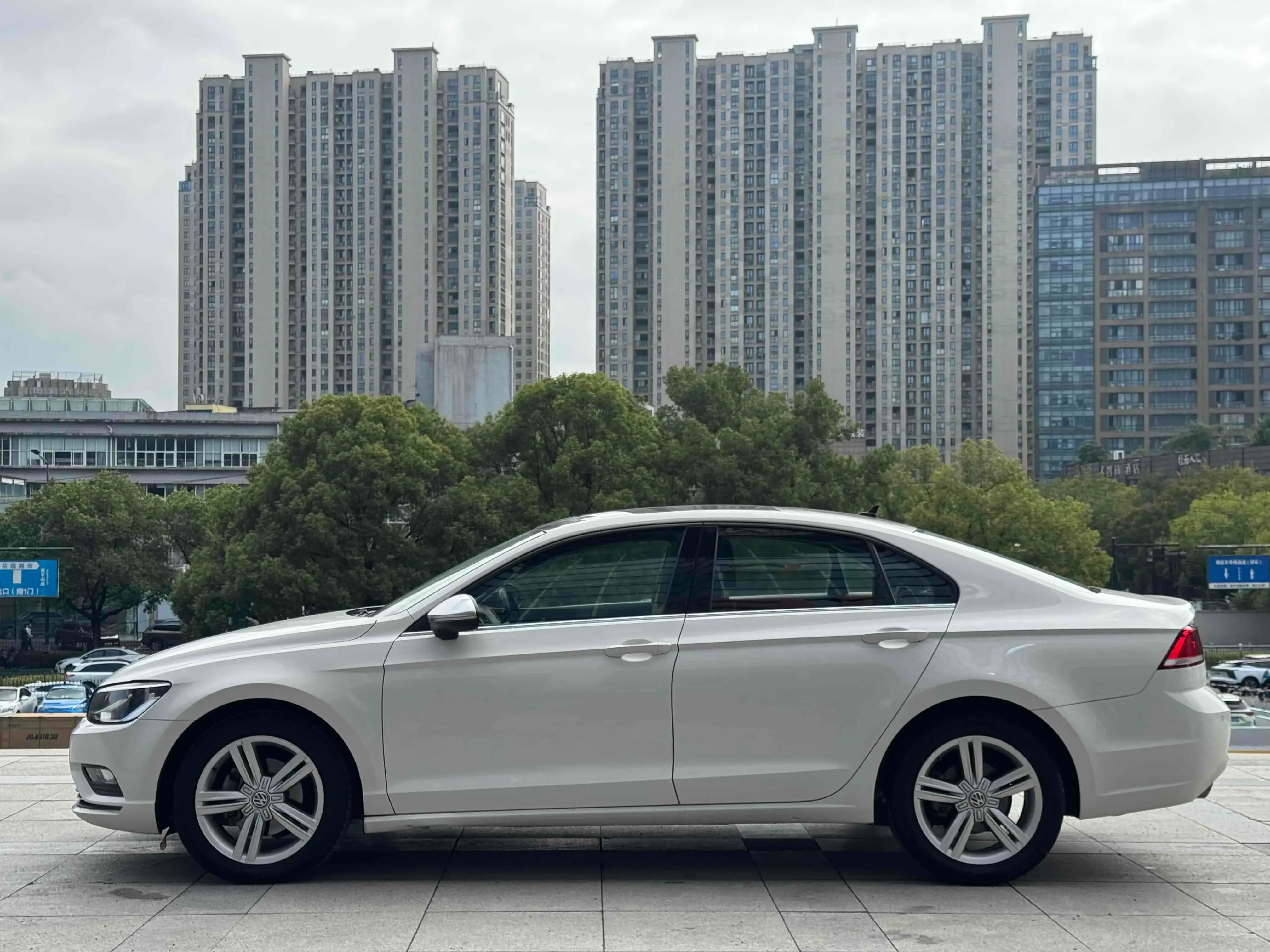 2018 VOLKSWAGEN LAMANDO thumbnail 3