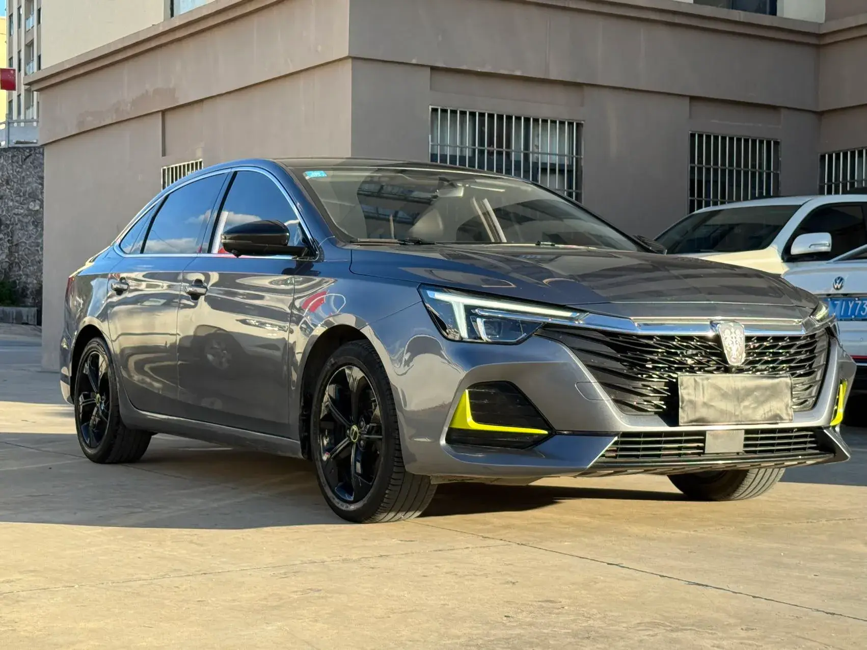 2020 ROEWE I6 thumbnail 3