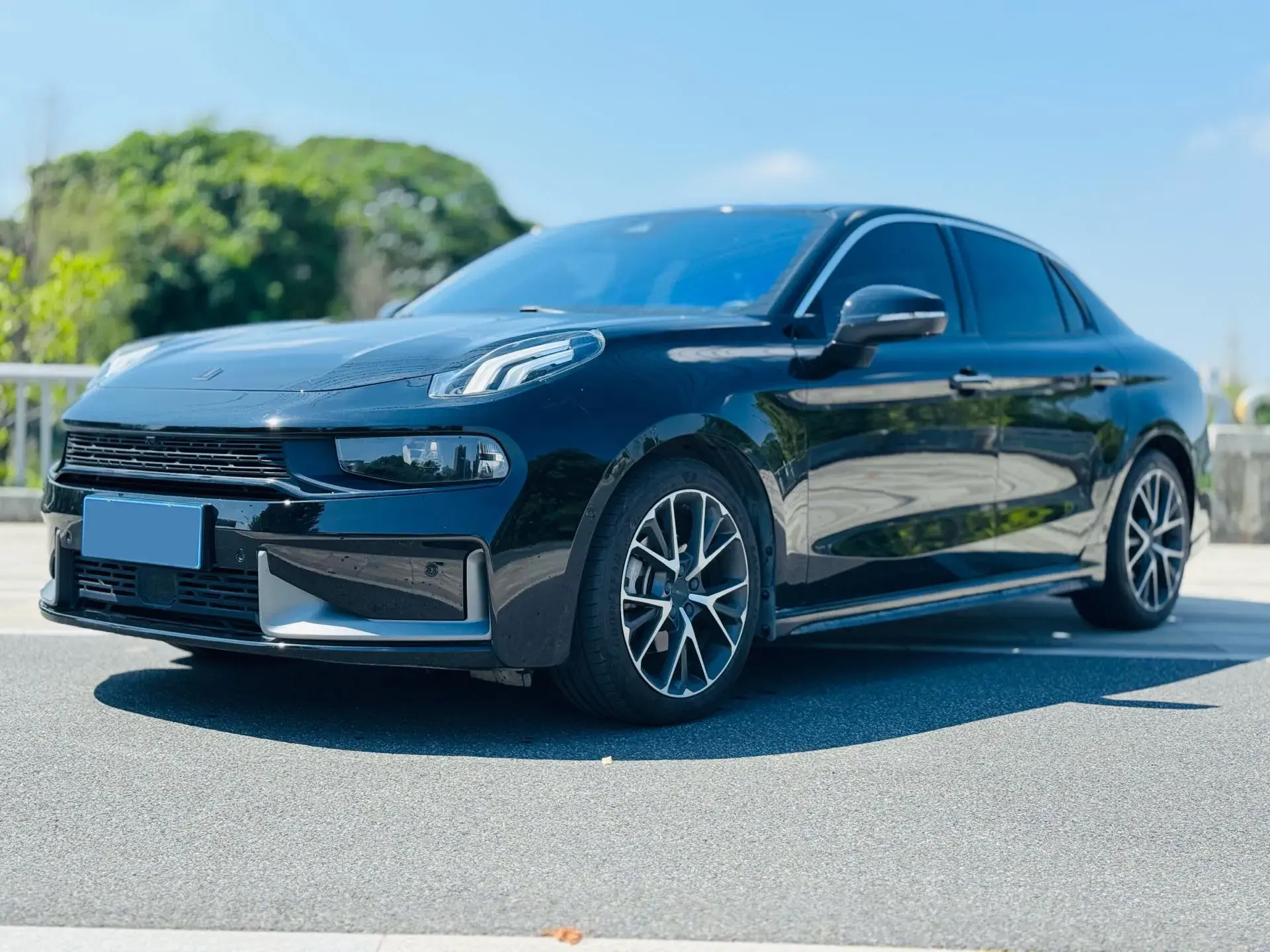 2019 LYNK&CO 03 view 1