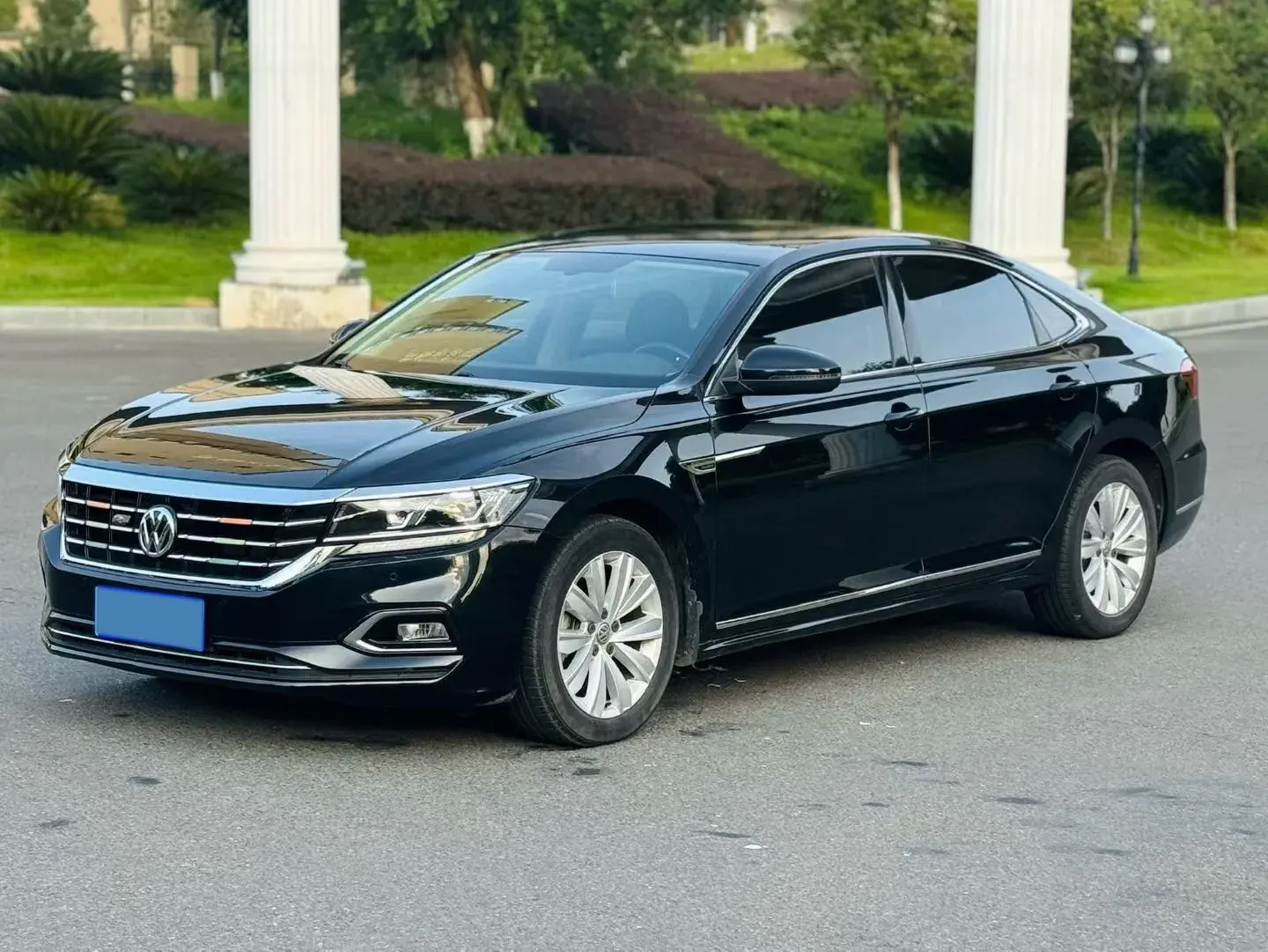 2019 VOLKSWAGEN PASSAT view 1