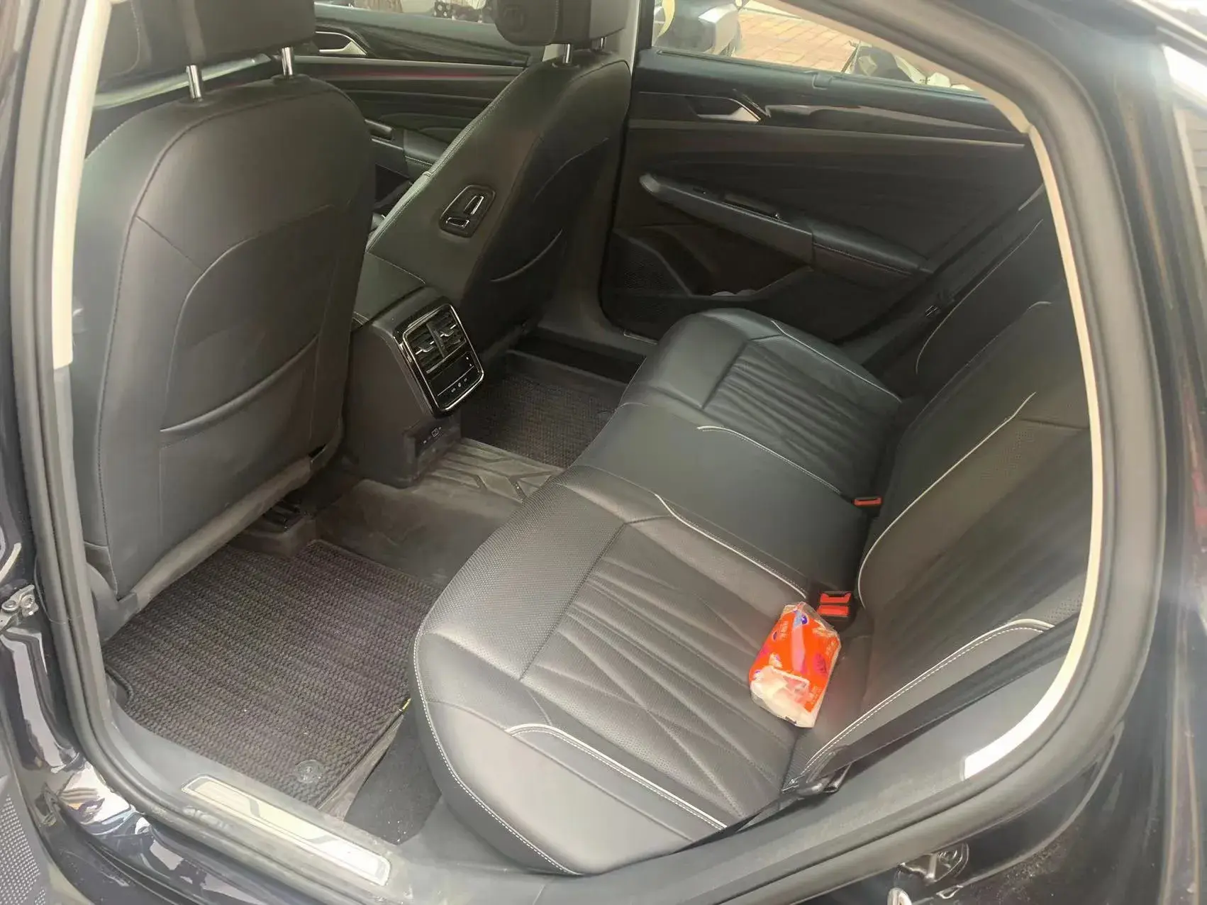 2022 VOLKSWAGEN PASSAT thumbnail 4