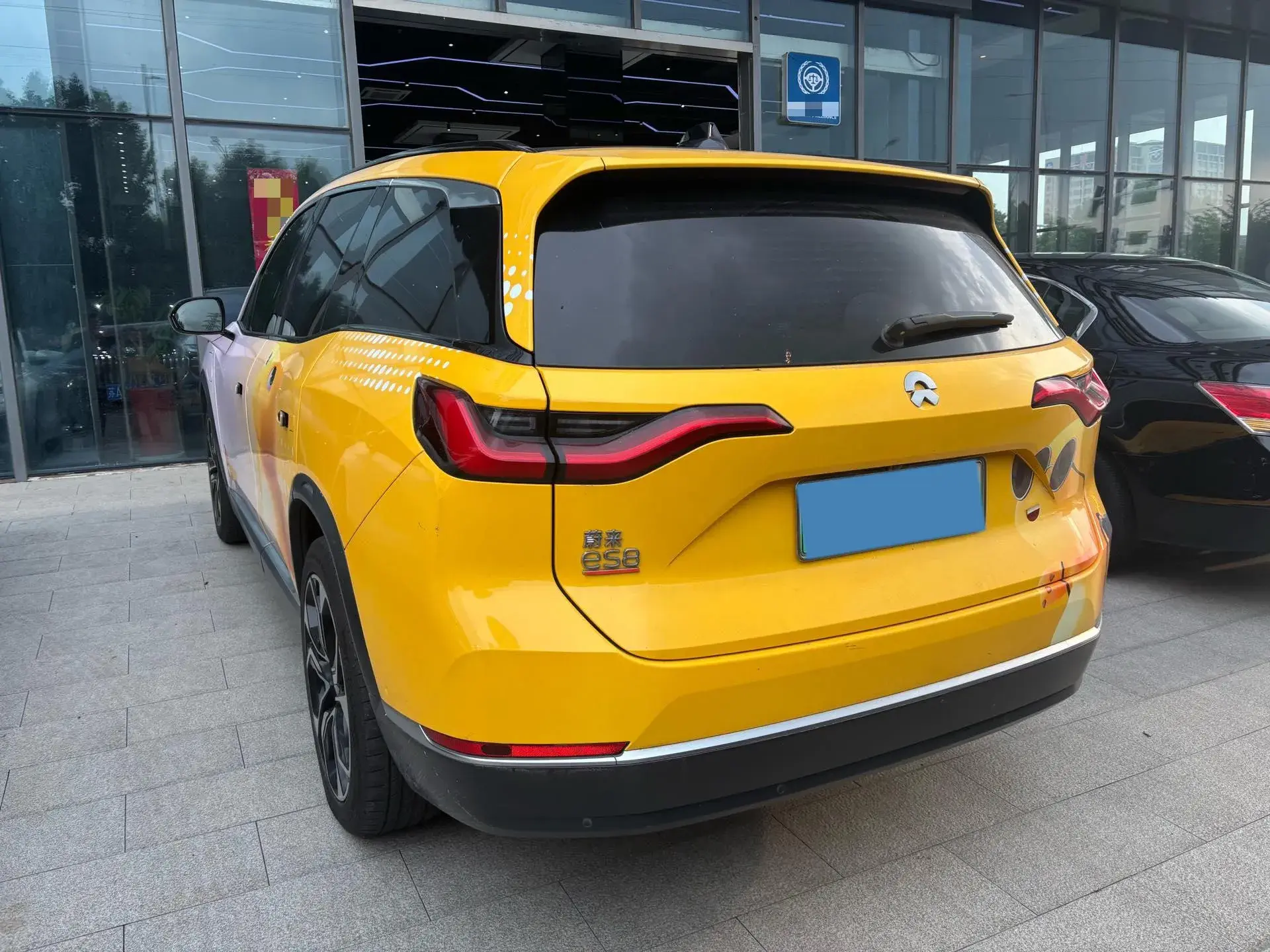 2020 NIO ES8 thumbnail 4