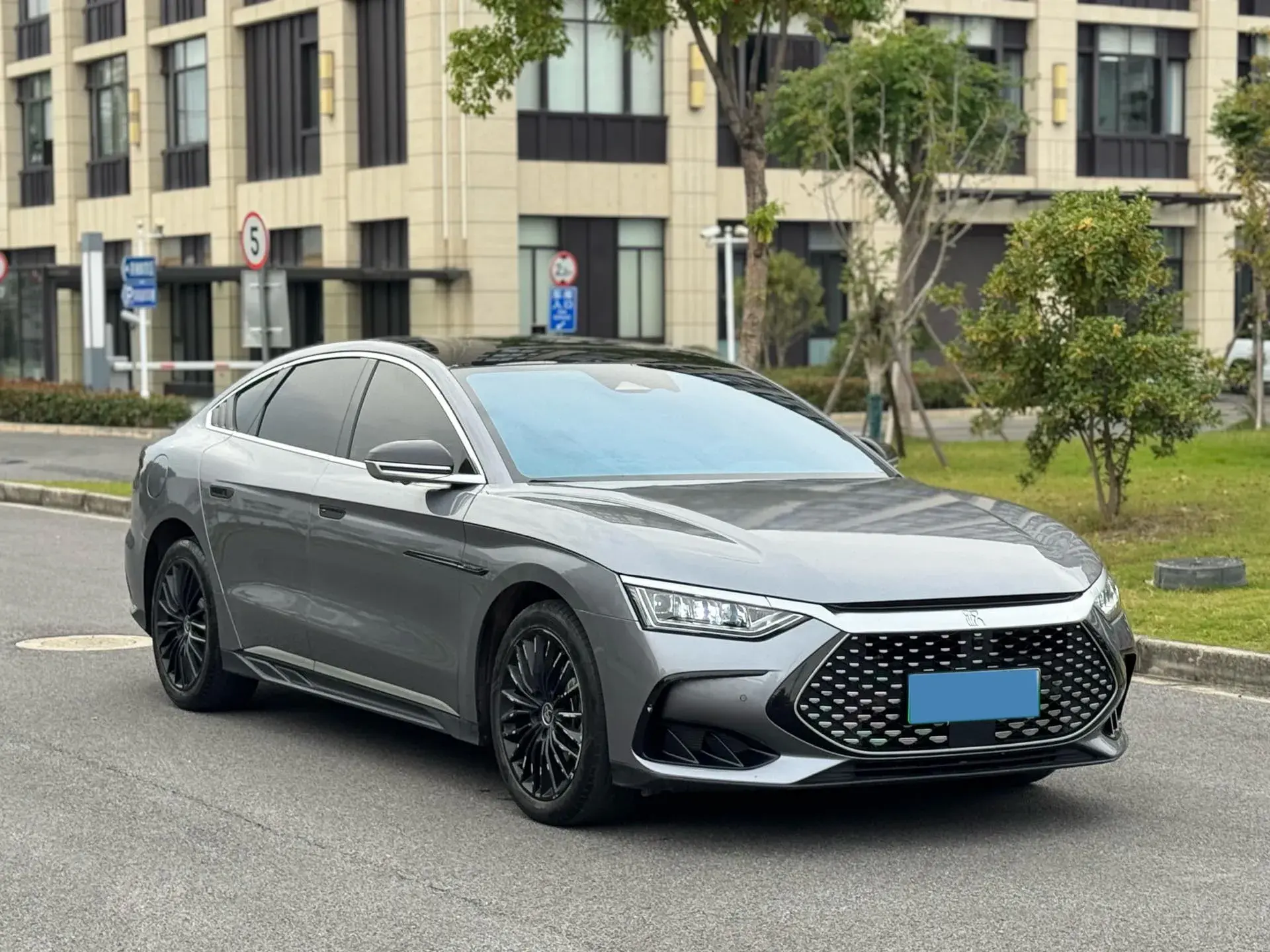 2023 BYD HAN thumbnail 3