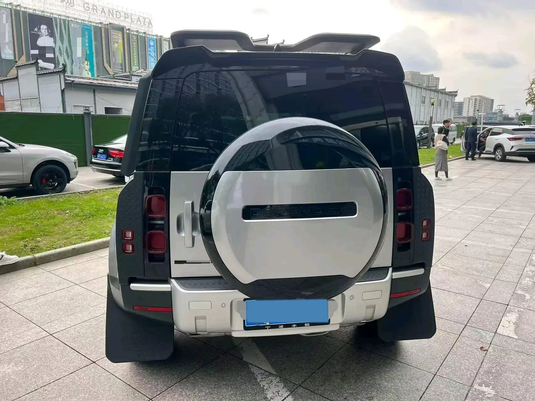 2025 LAND ROVER thumbnail 3