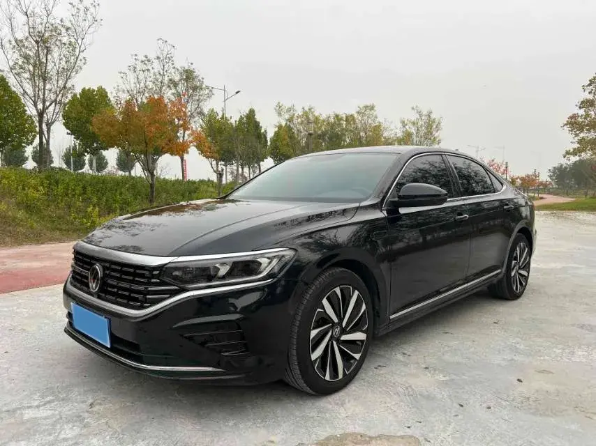 2023 VOLKSWAGEN PASSAT view 1