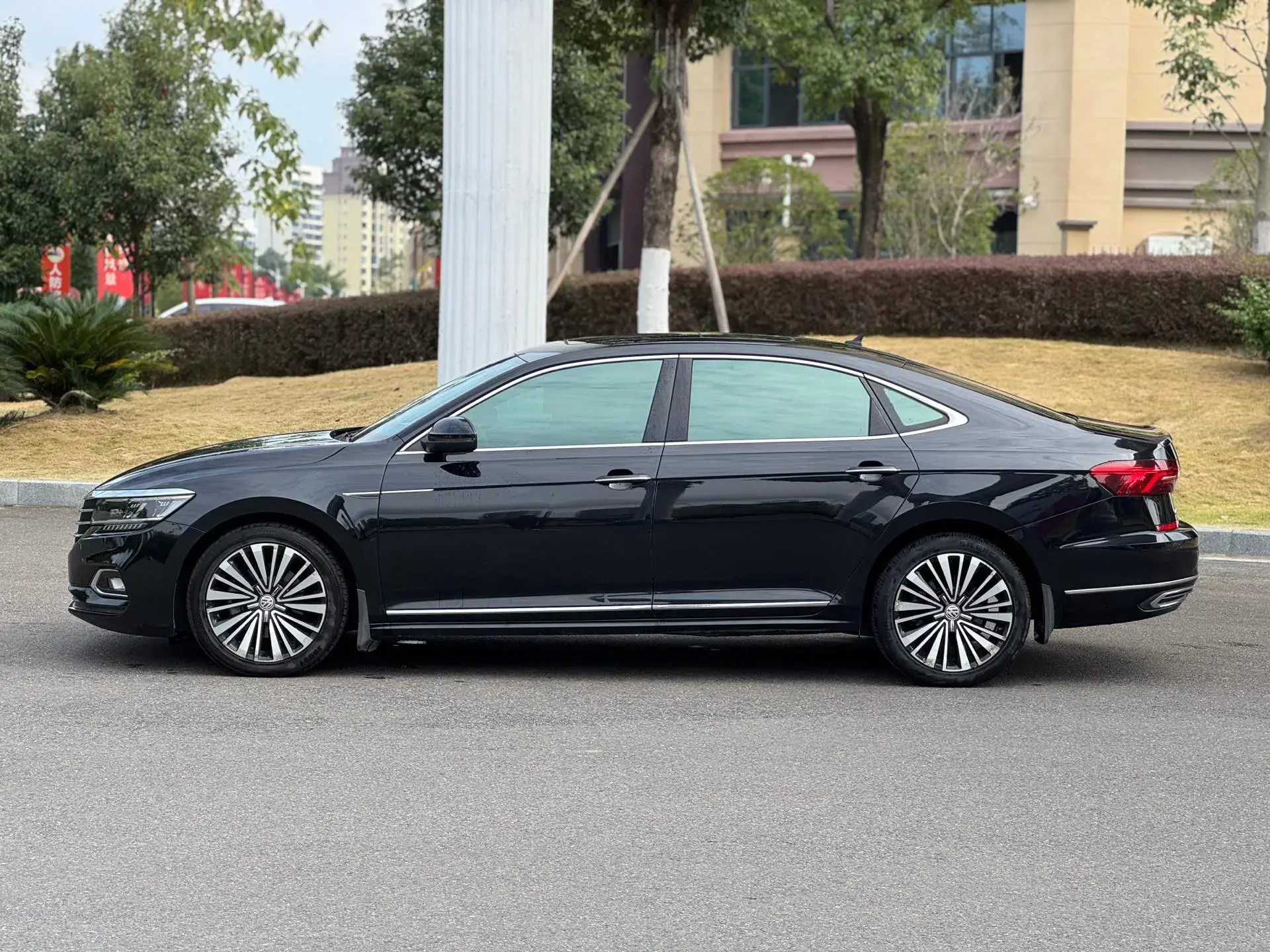 2019 VOLKSWAGEN PASSAT thumbnail 4