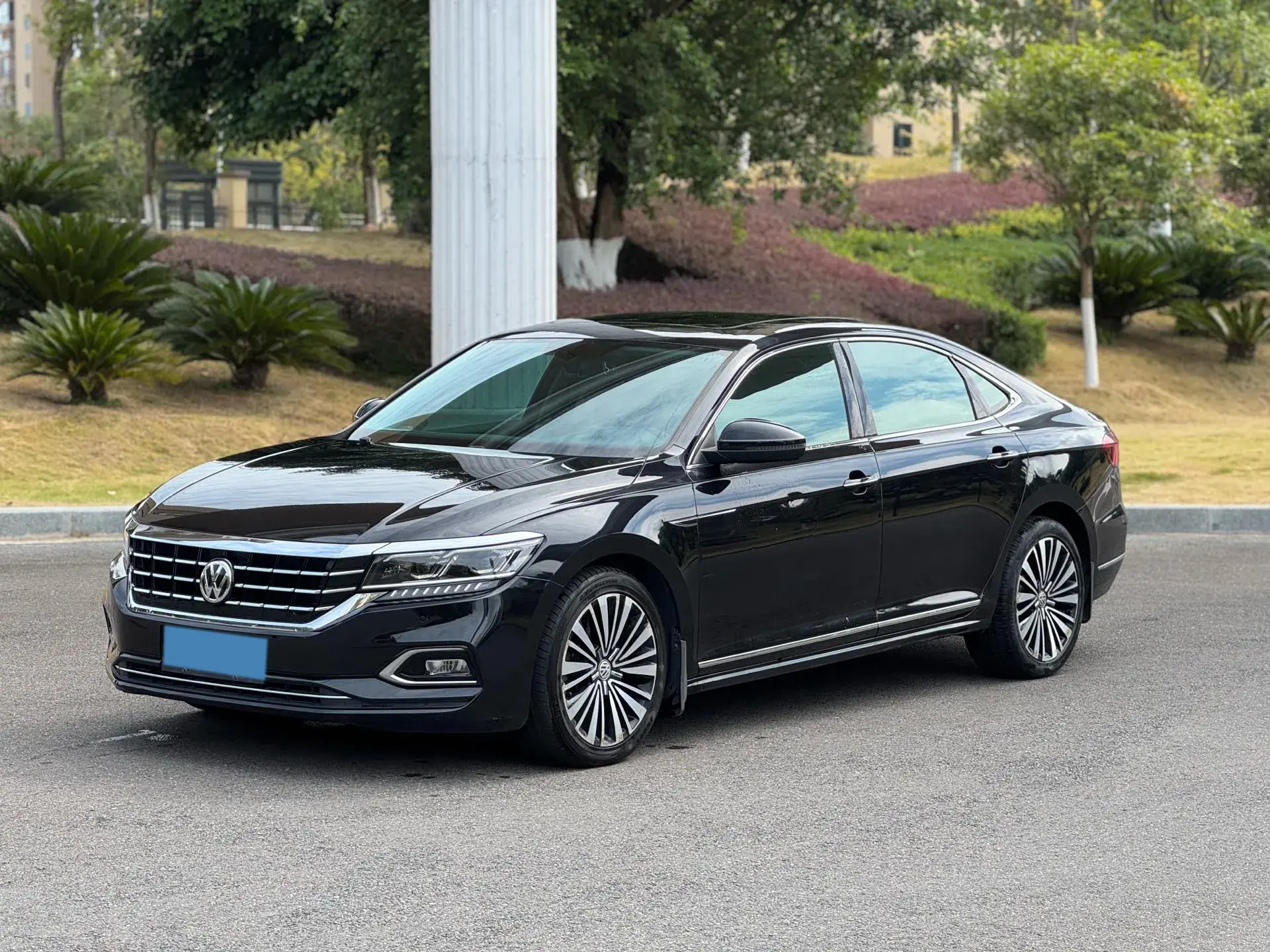 2019 VOLKSWAGEN PASSAT view 1