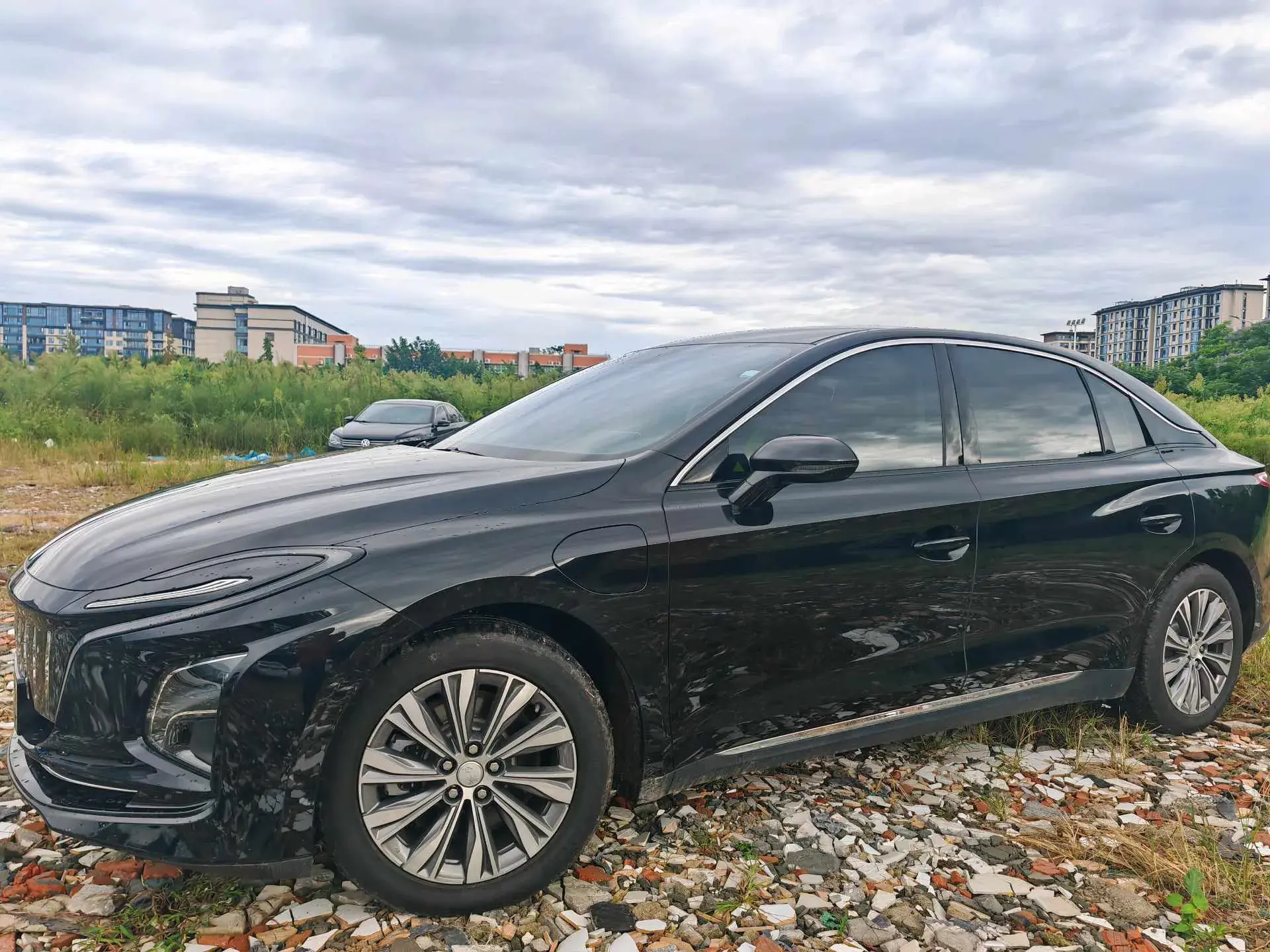 2024 HONGQI E-QM5 view 1