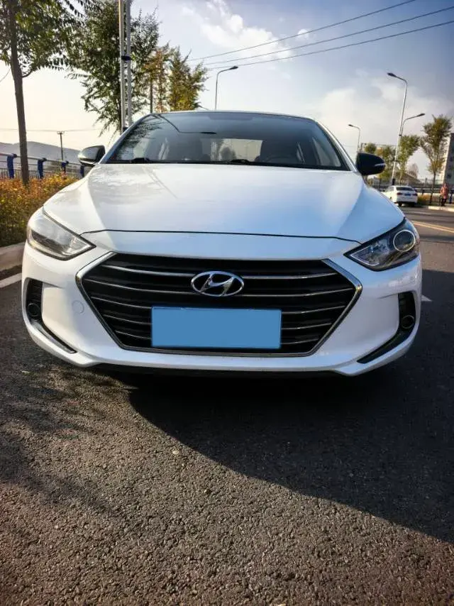 2018 HYUNDAI ELANTRA thumbnail 3