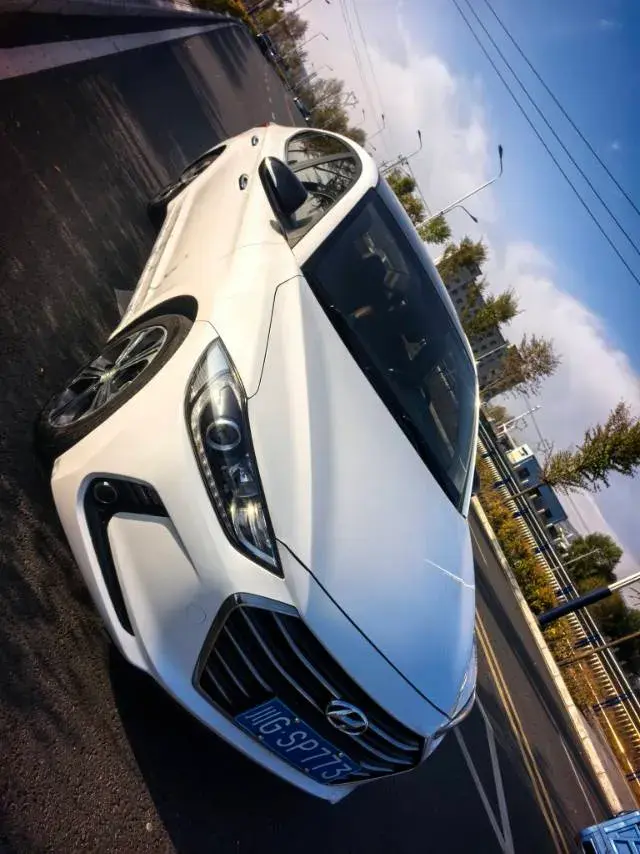 2018 HYUNDAI ELANTRA thumbnail 2