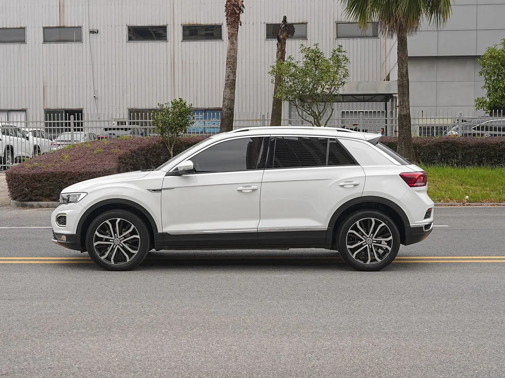 2018 VOLKSWAGEN T-ROC thumbnail 4