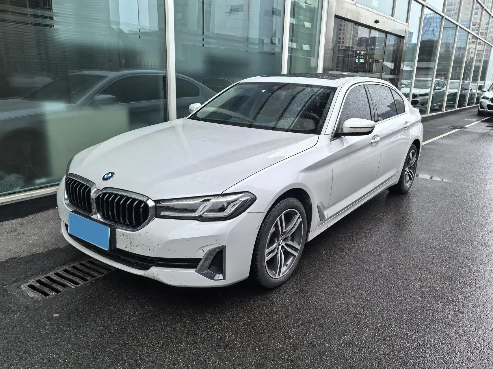 2021 BMW 5 view 1