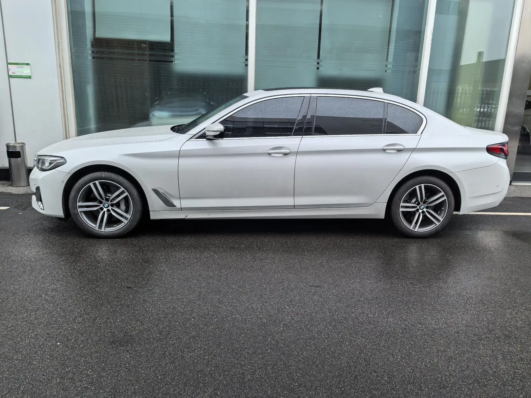 2021 BMW 5 thumbnail 4