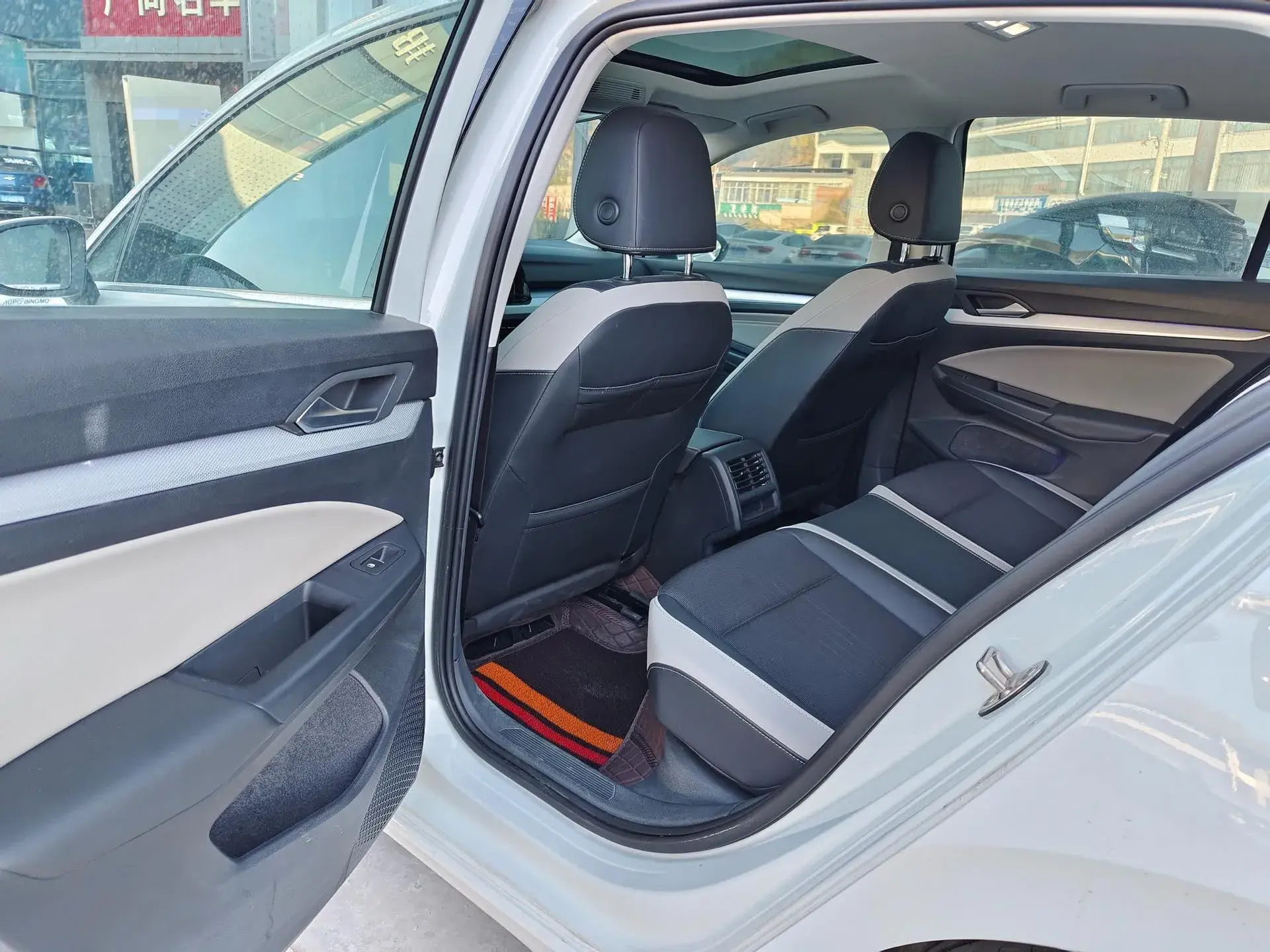 2023 VOLKSWAGEN GOLF thumbnail 3