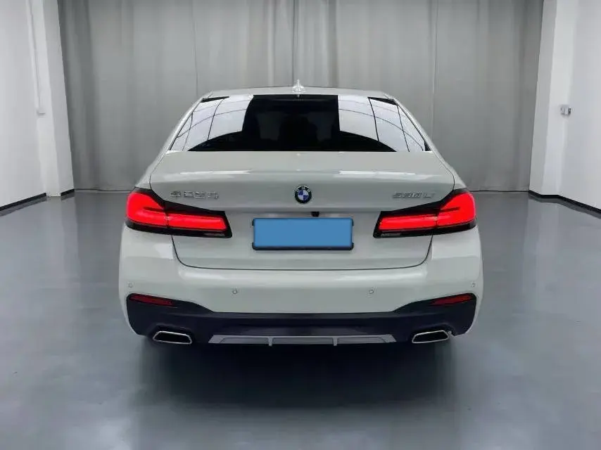 2022 BMW 5 thumbnail 4