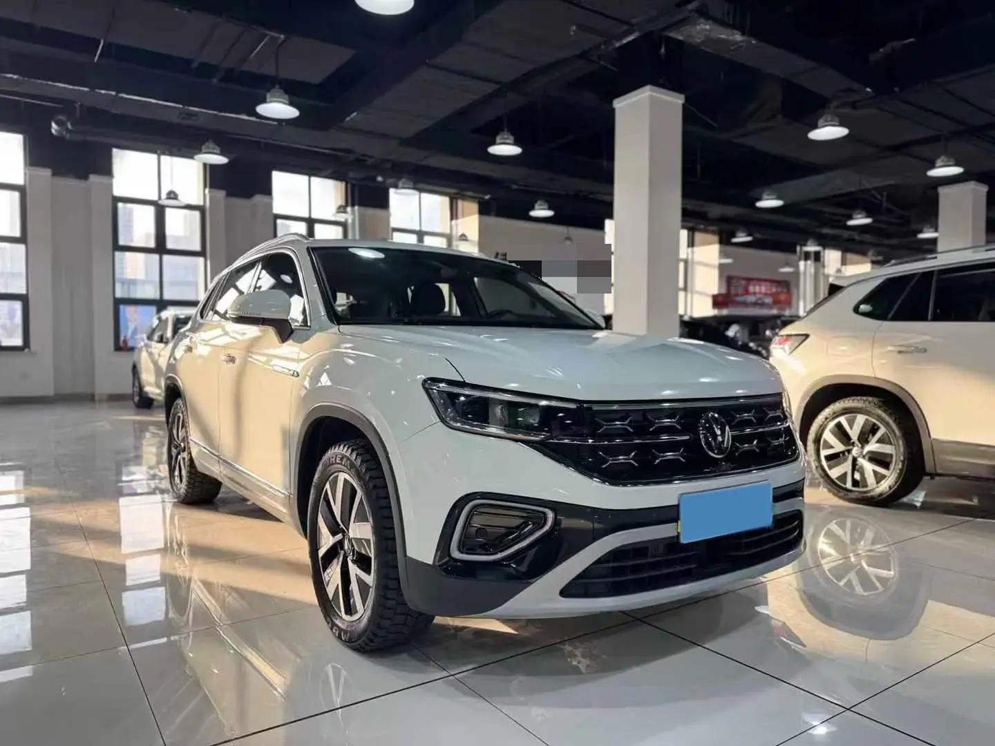 2023 VOLKSWAGEN TAYRON thumbnail 3