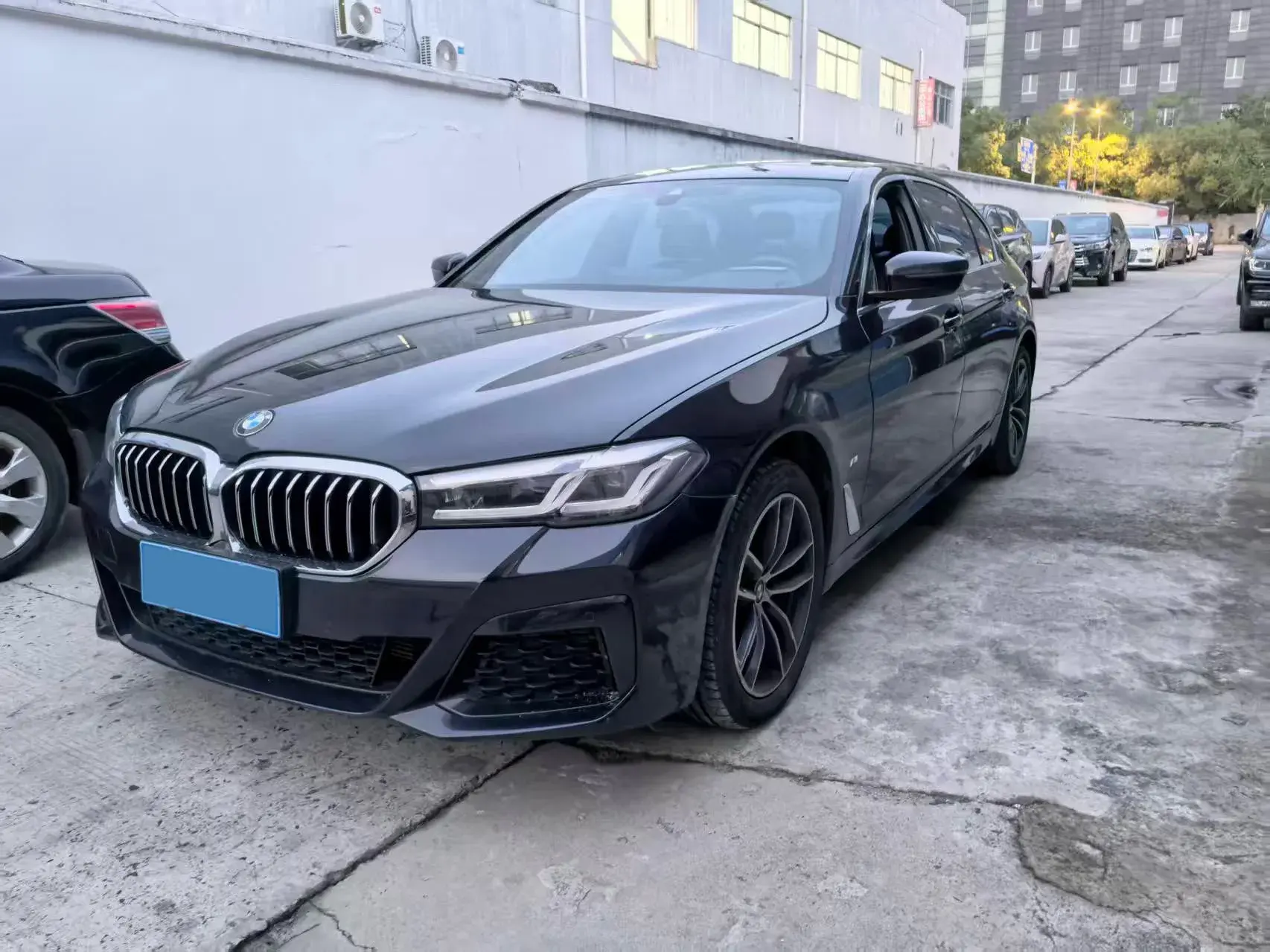 2022 BMW 5 view 1