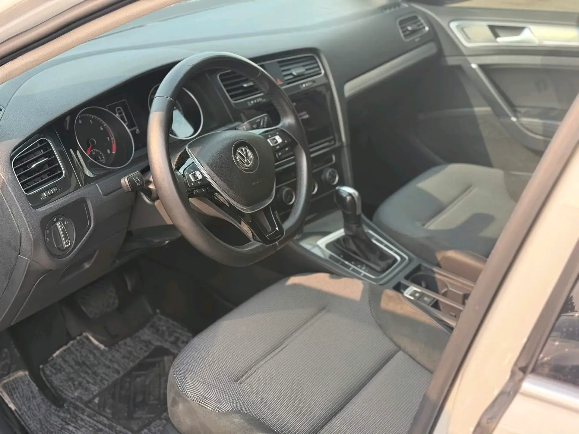 2019 VOLKSWAGEN GOLF thumbnail 4