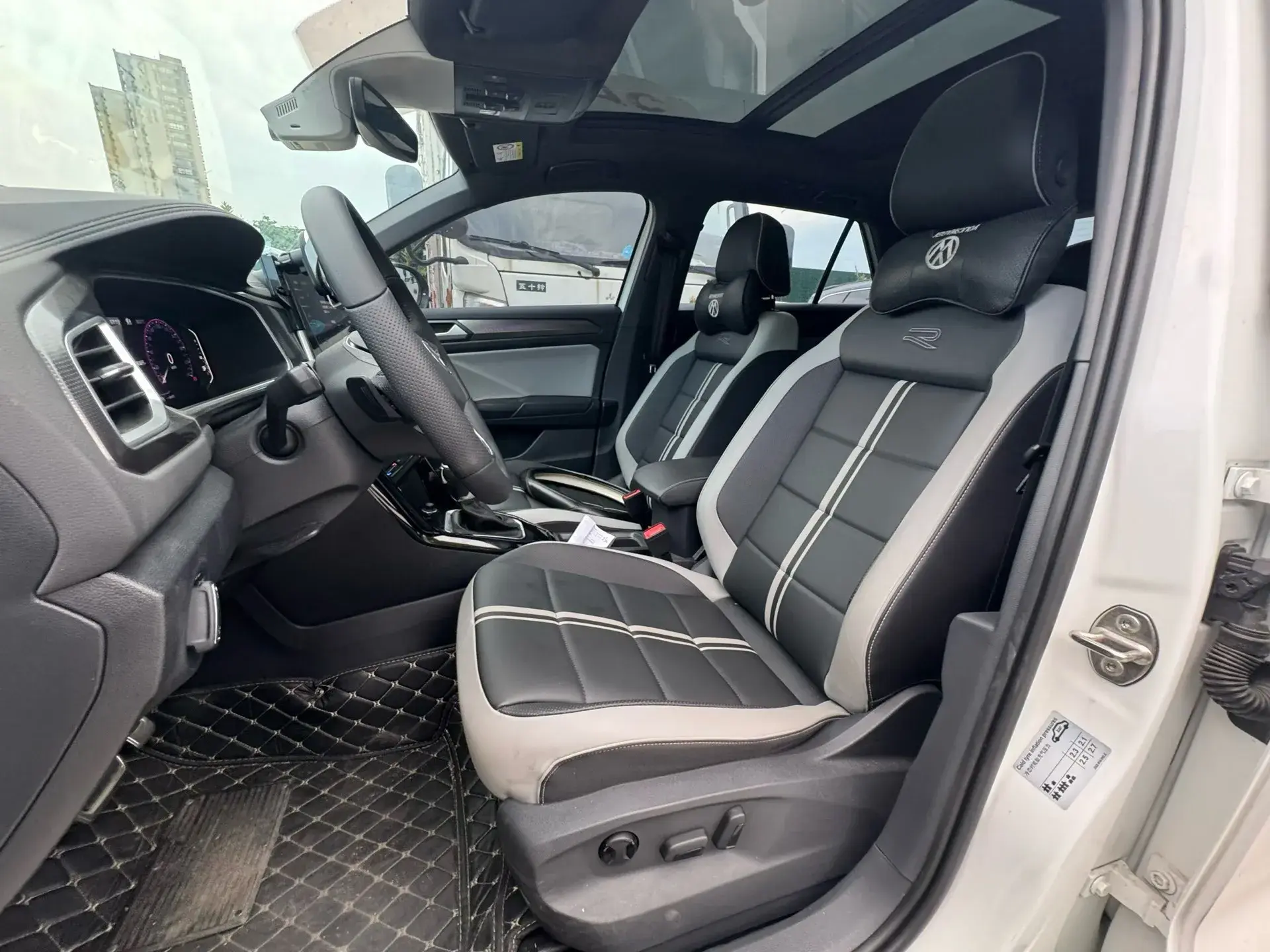 2024 VOLKSWAGEN T-ROC thumbnail 4