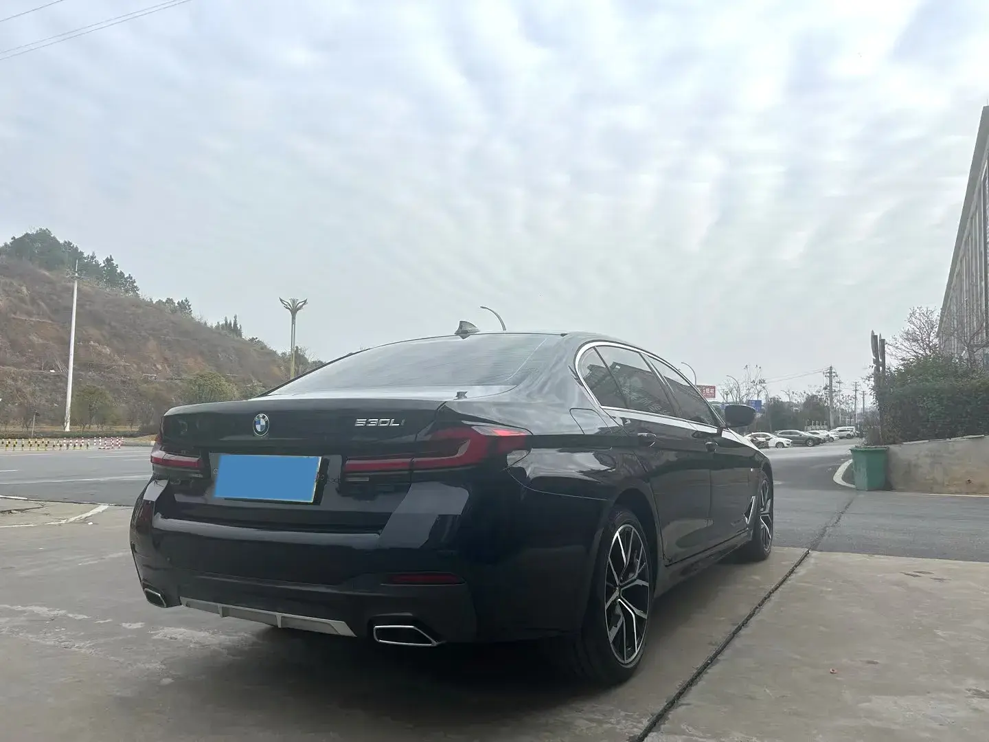 2022 BMW 5 thumbnail 3