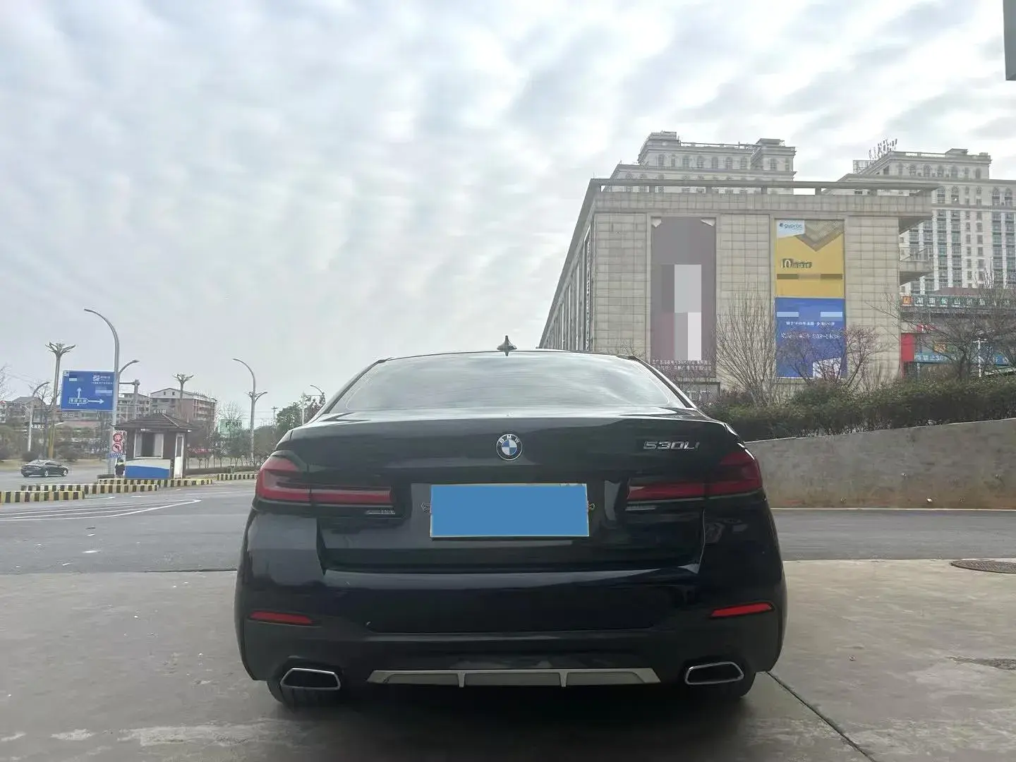 2022 BMW 5 thumbnail 2