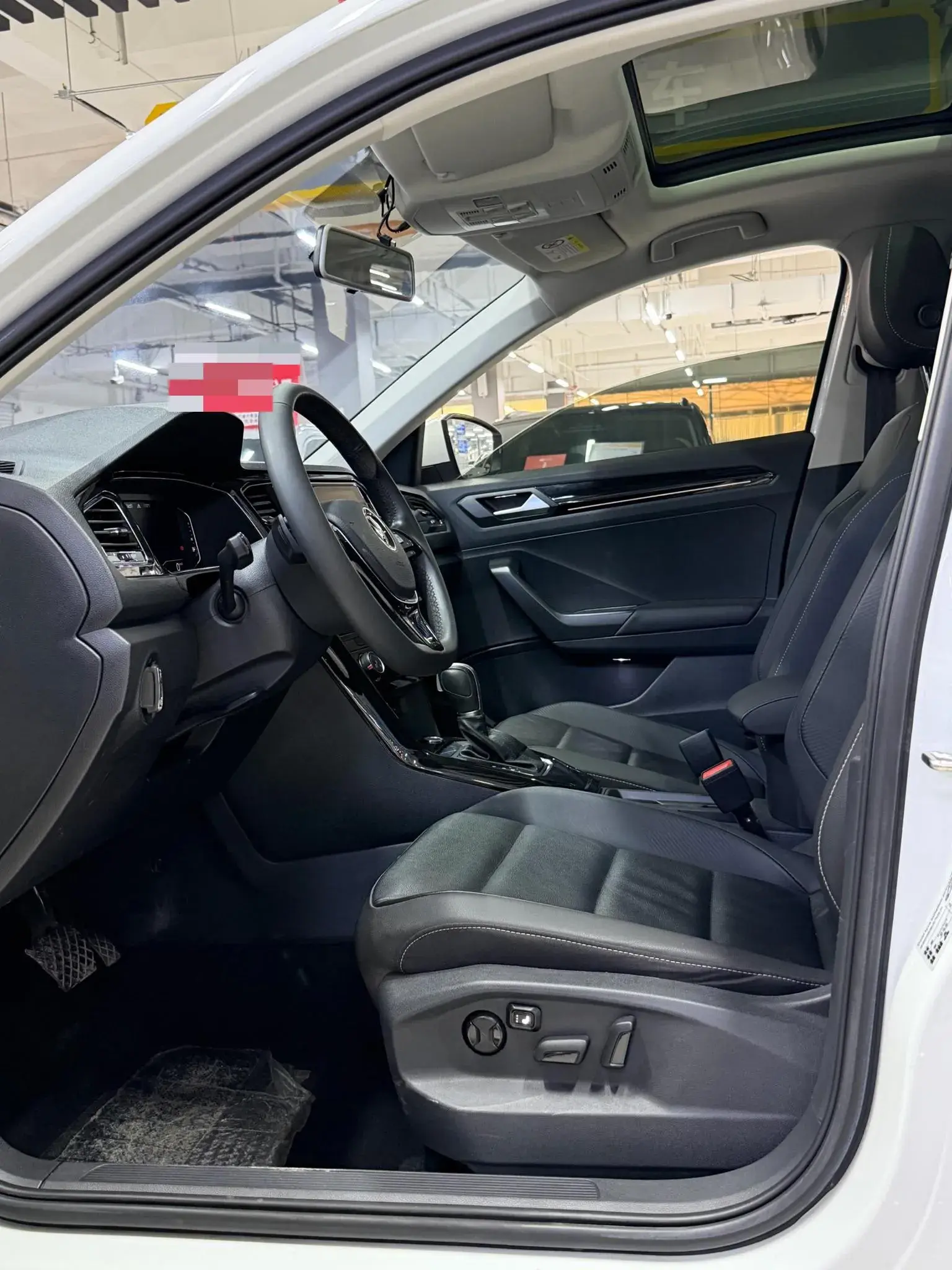 2021 VOLKSWAGEN T-ROC thumbnail 4