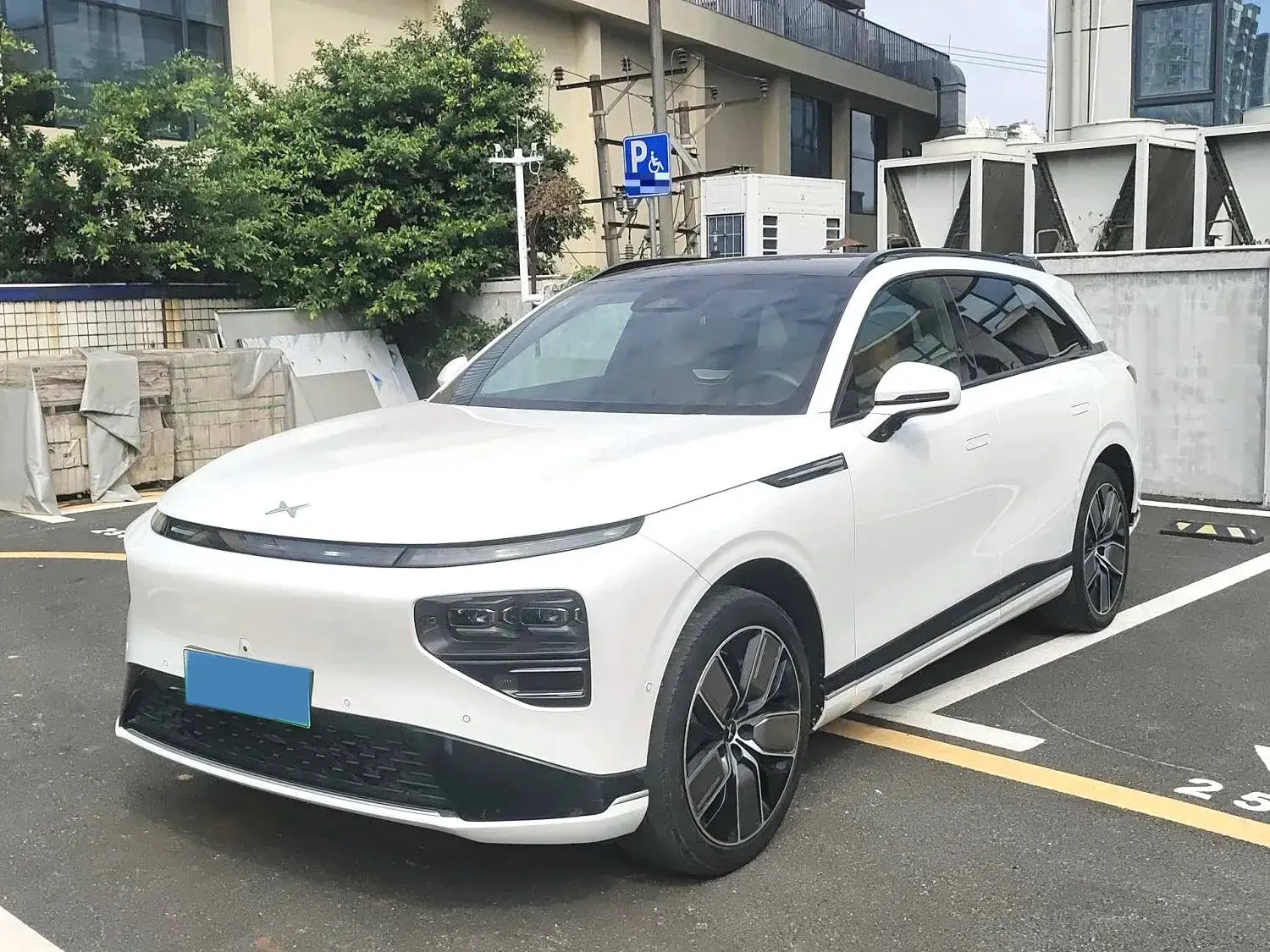 2022 XPENG G9 view 1