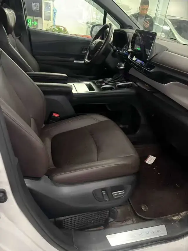 2023 TOYOTA GRANVIA thumbnail 2