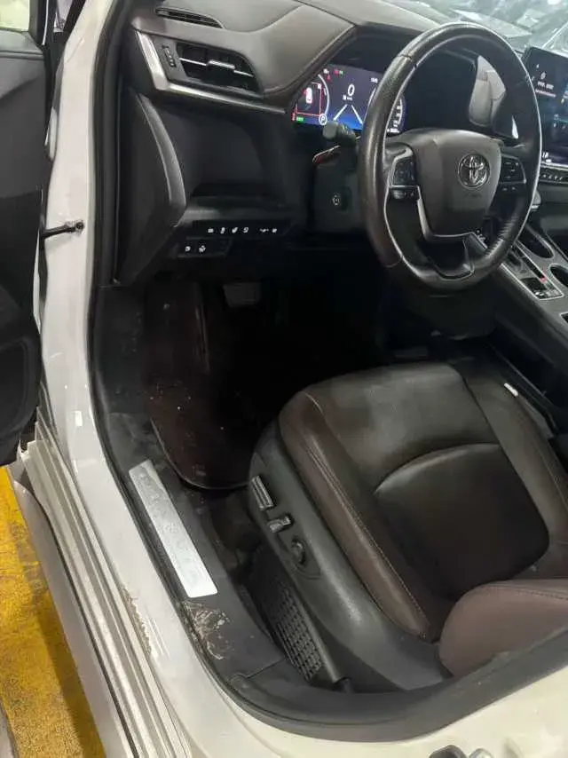 2023 TOYOTA GRANVIA thumbnail 3