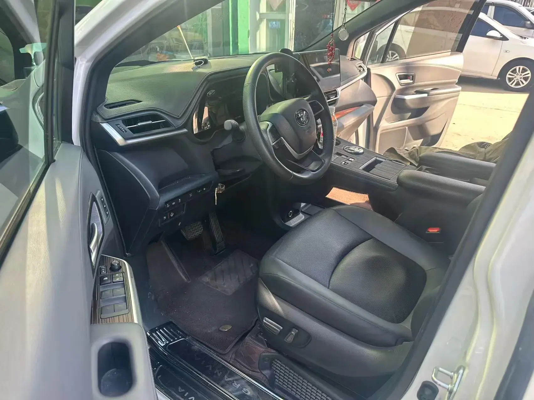 2024 TOYOTA GRANVIA thumbnail 2