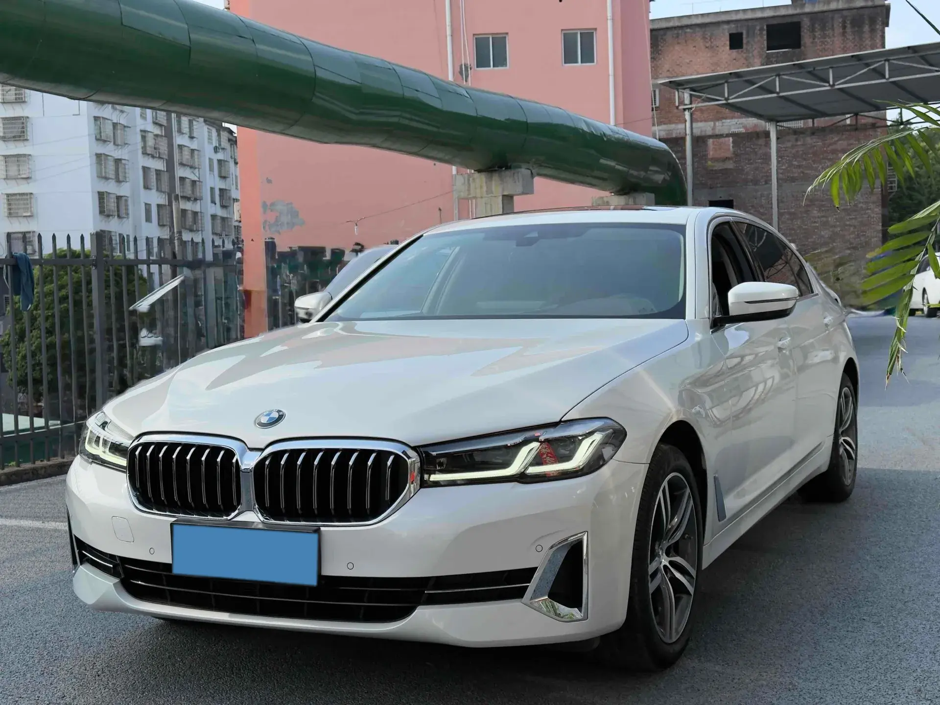 2022 BMW 5 view 1