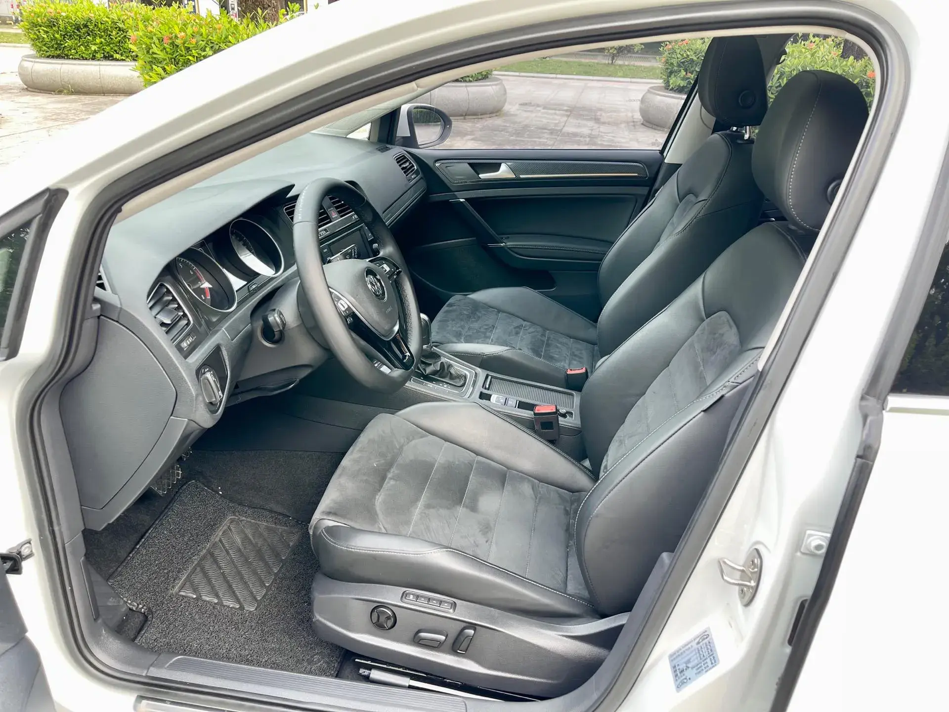 2018 VOLKSWAGEN GOLF thumbnail 4