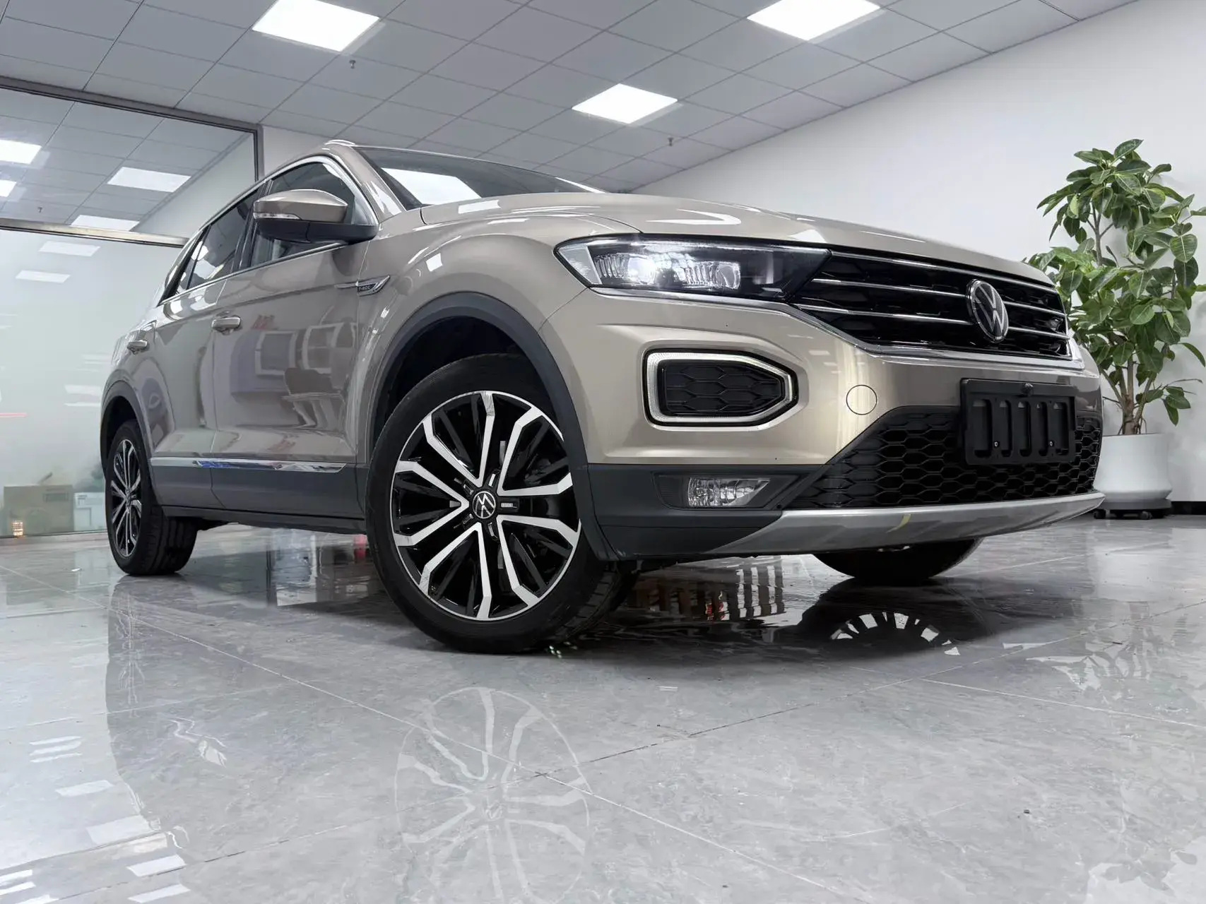 2021 VOLKSWAGEN T-ROC thumbnail 3