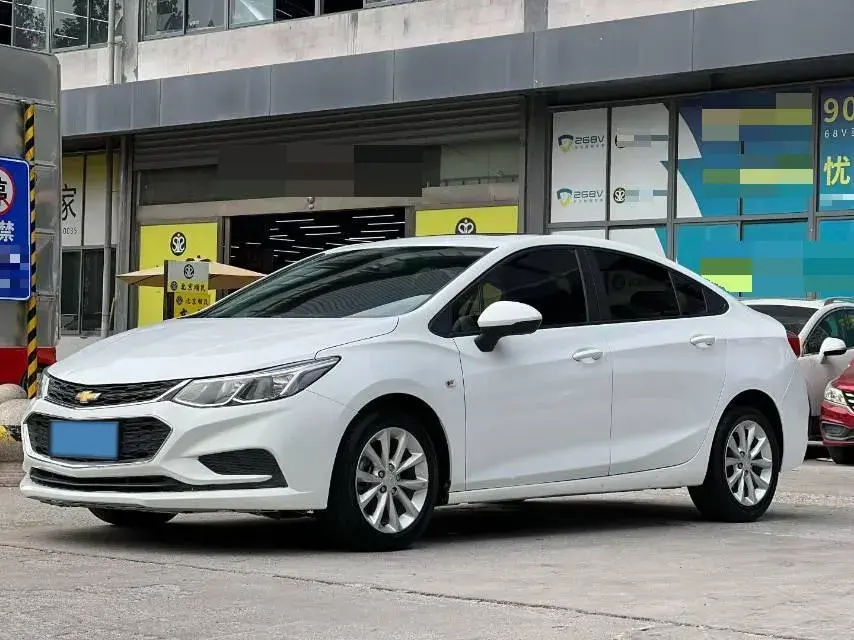 2018 CHEVROLET CRUZE view 1