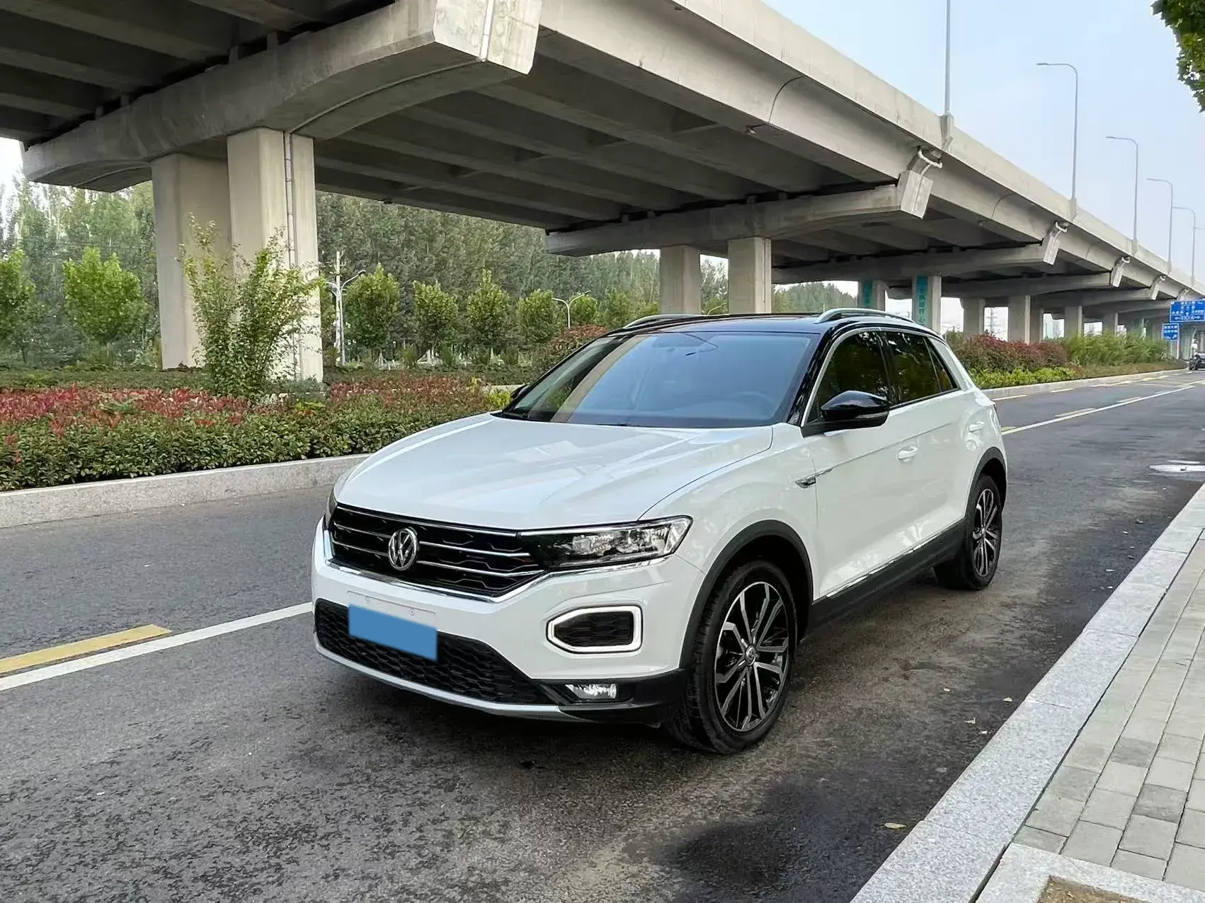 2019 VOLKSWAGEN T-ROC view 1