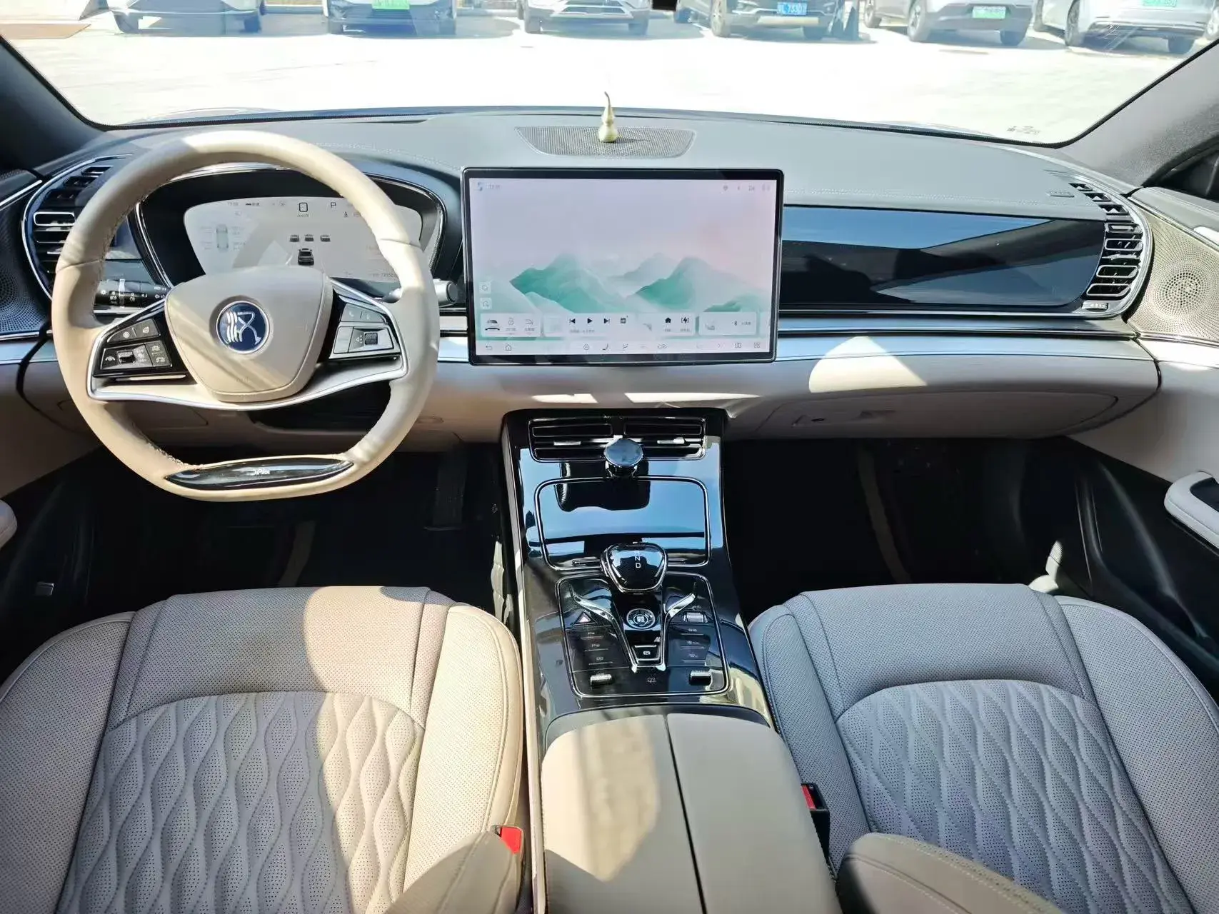 2025 BYD HAN thumbnail 3