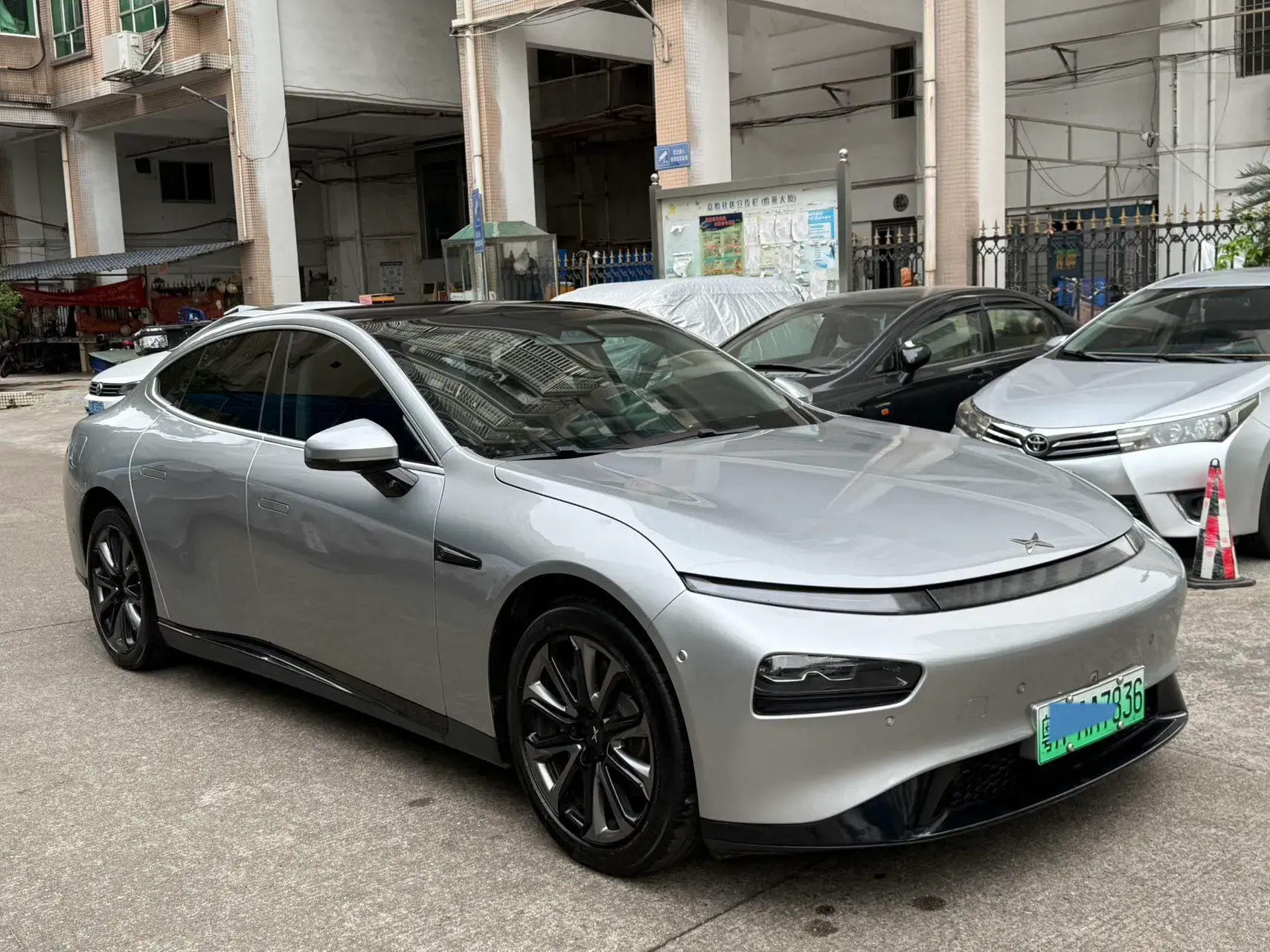 2020 XPENG P7 thumbnail 3