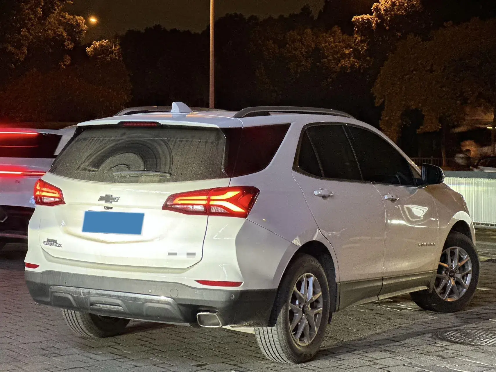 2023 CHEVROLET EQUINOX thumbnail 4