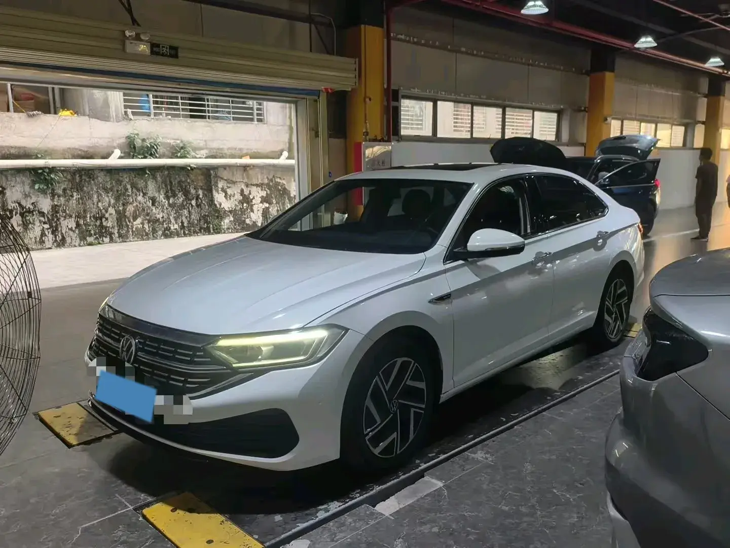 2023 VOLKSWAGEN SAGITAR view 1