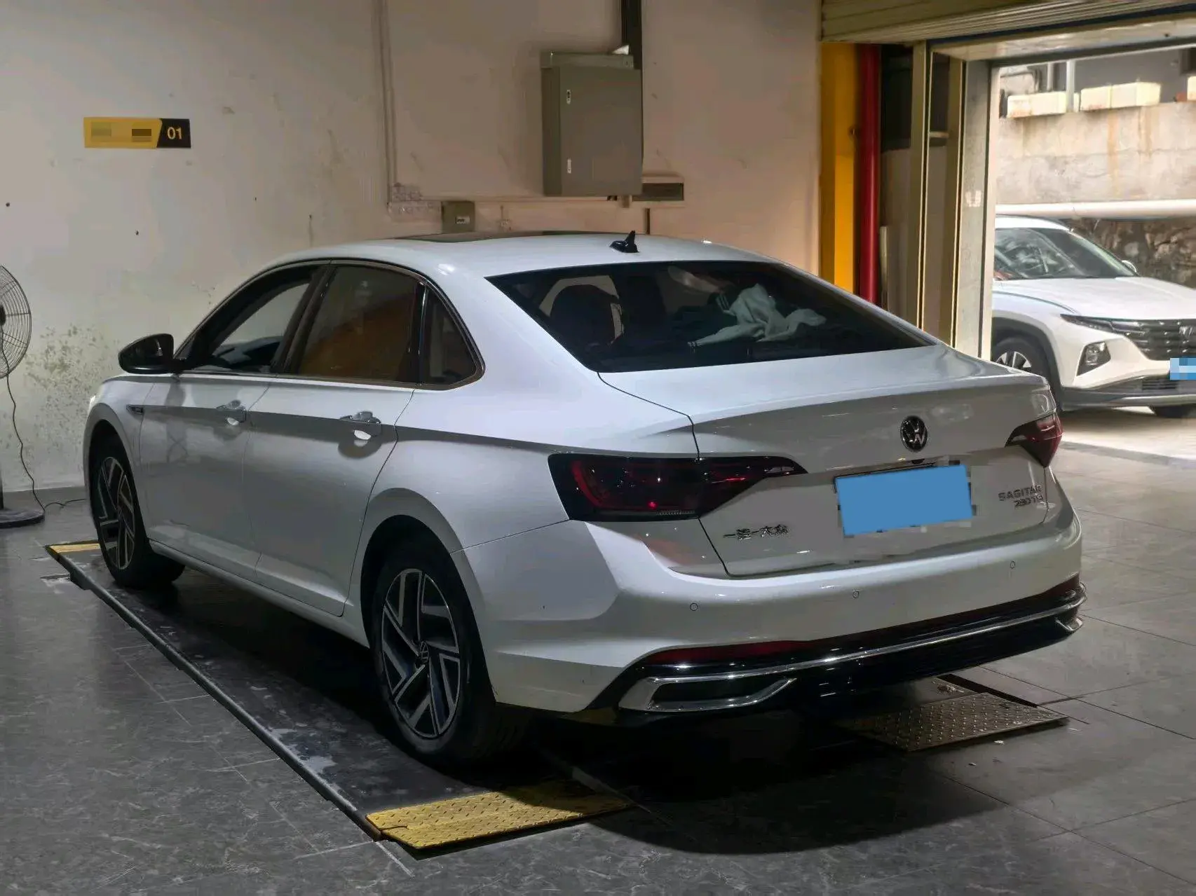 2023 VOLKSWAGEN SAGITAR thumbnail 3