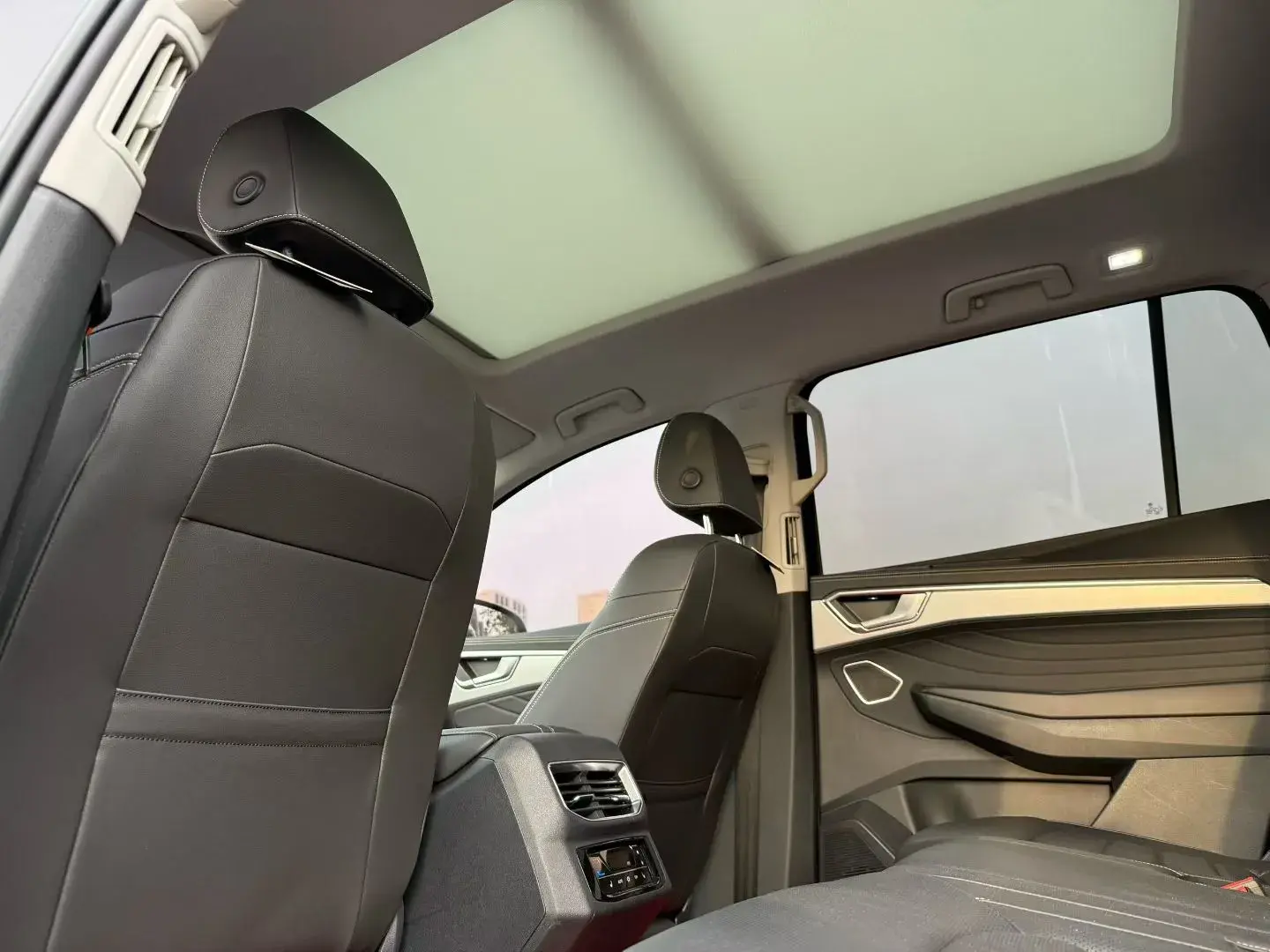 2021 VOLKSWAGEN TALAGON thumbnail 4