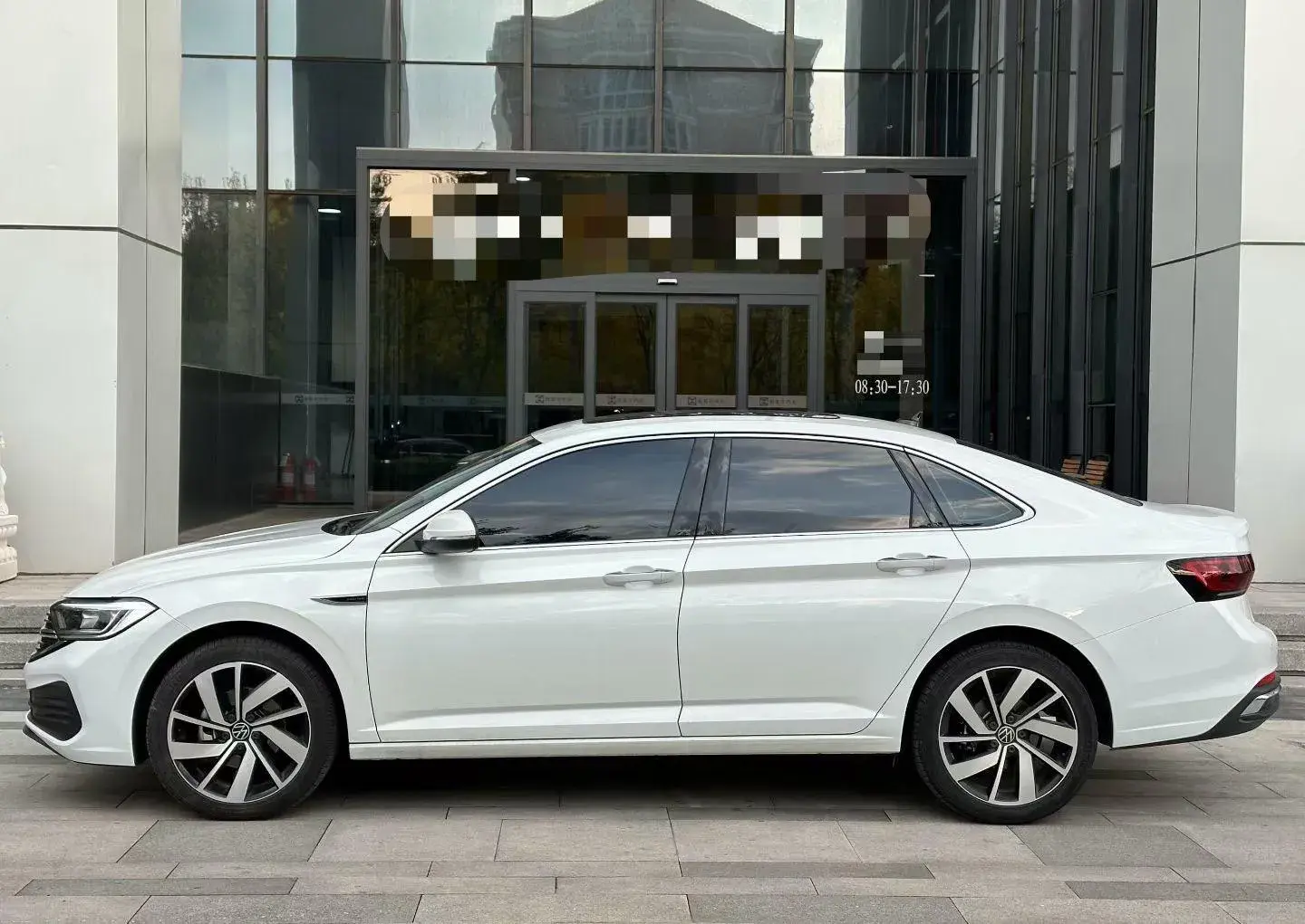 2025 VOLKSWAGEN SAGITAR thumbnail 3