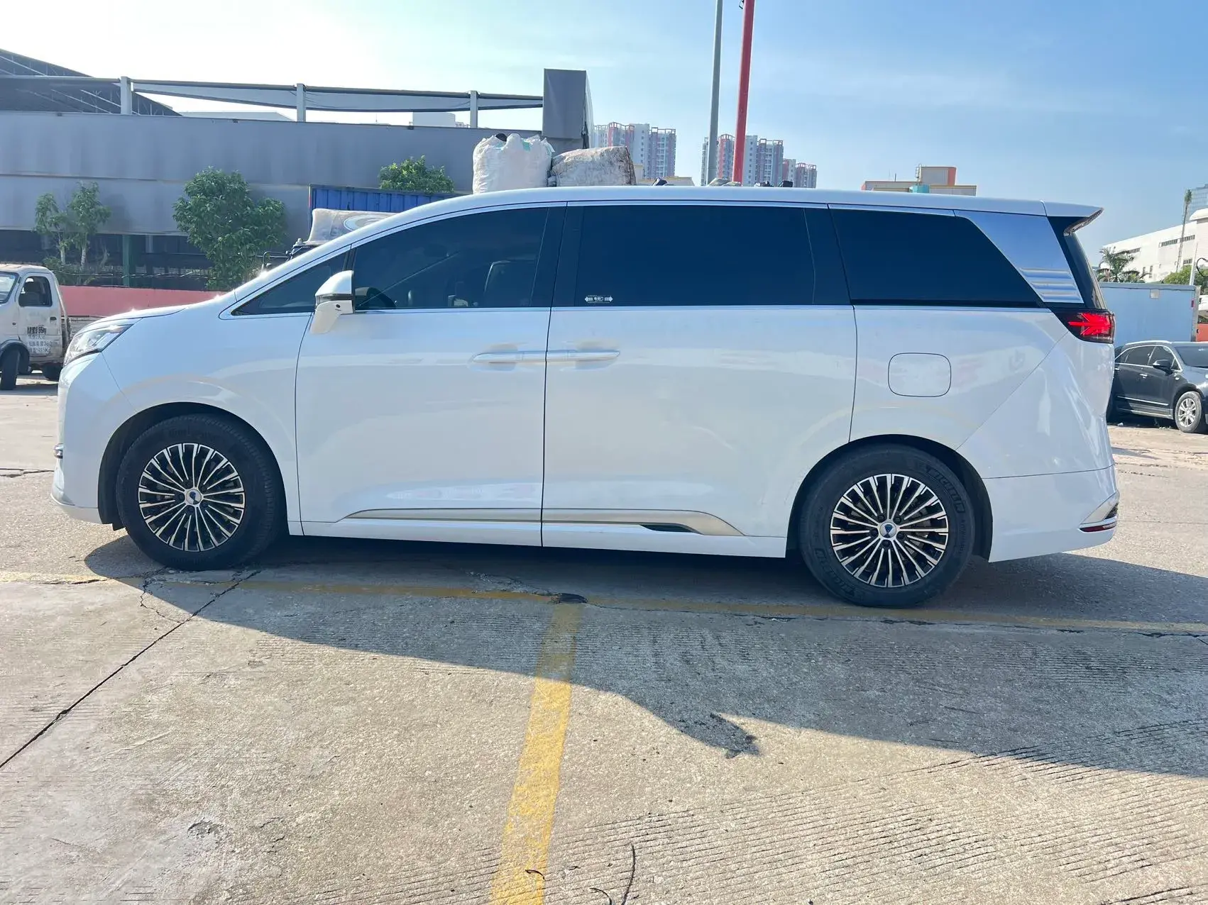 2022 DENZA D9 thumbnail 3