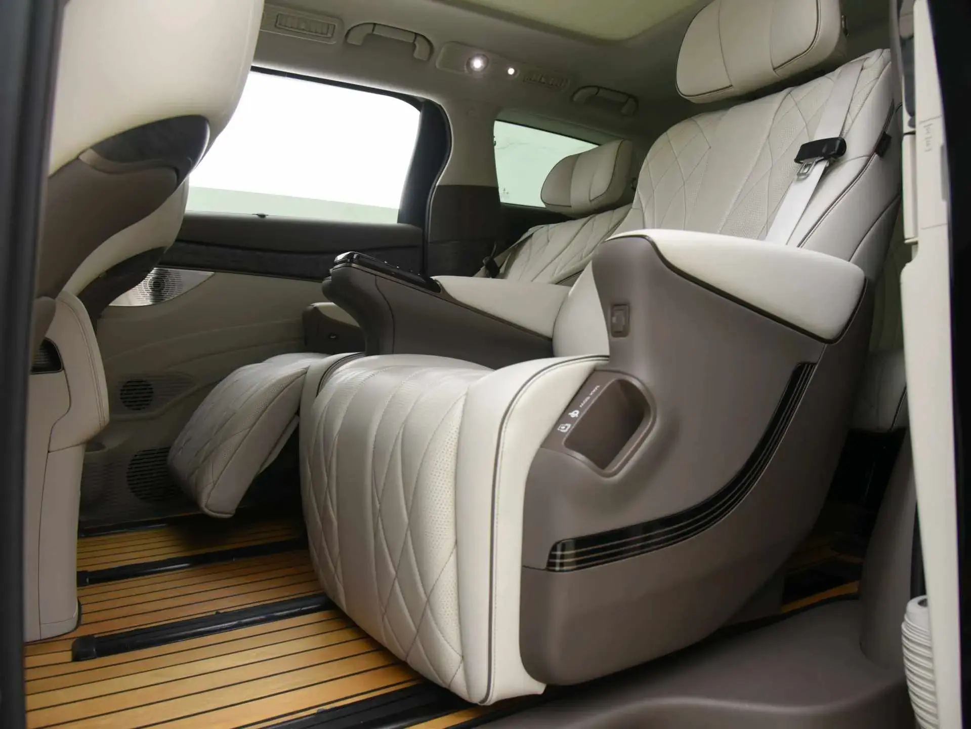 2022 DENZA D9 thumbnail 4